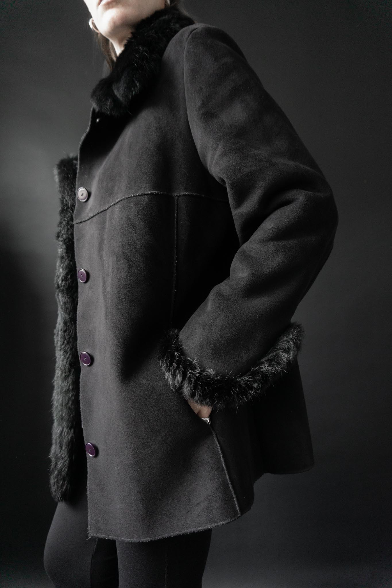 Schwarzer Vintage Fake Fur Mantel mit Echtfell-Details am Kragen und Ärmel