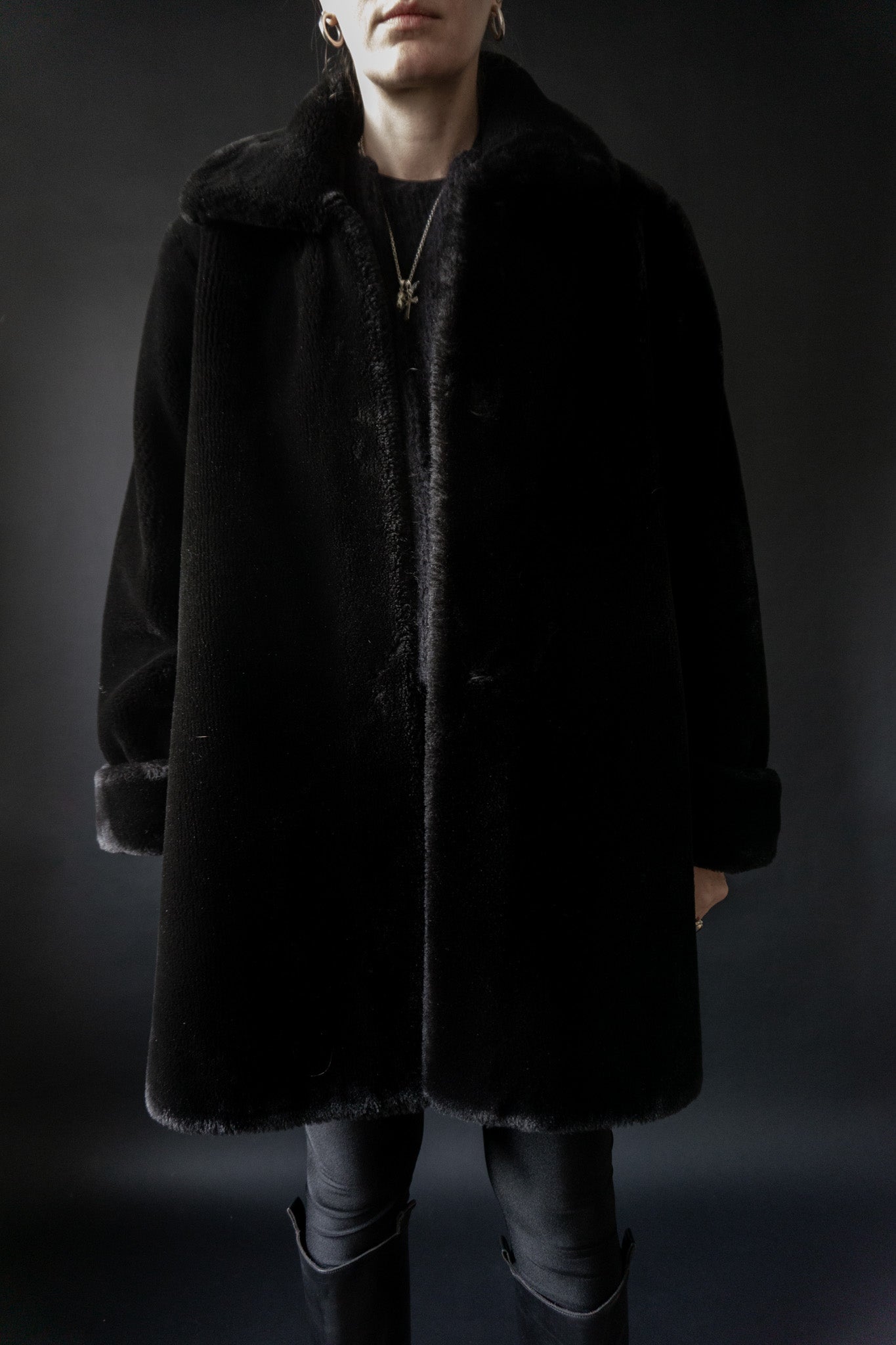 Schwarzer Vintage Fake Fur Mantel Frontansicht