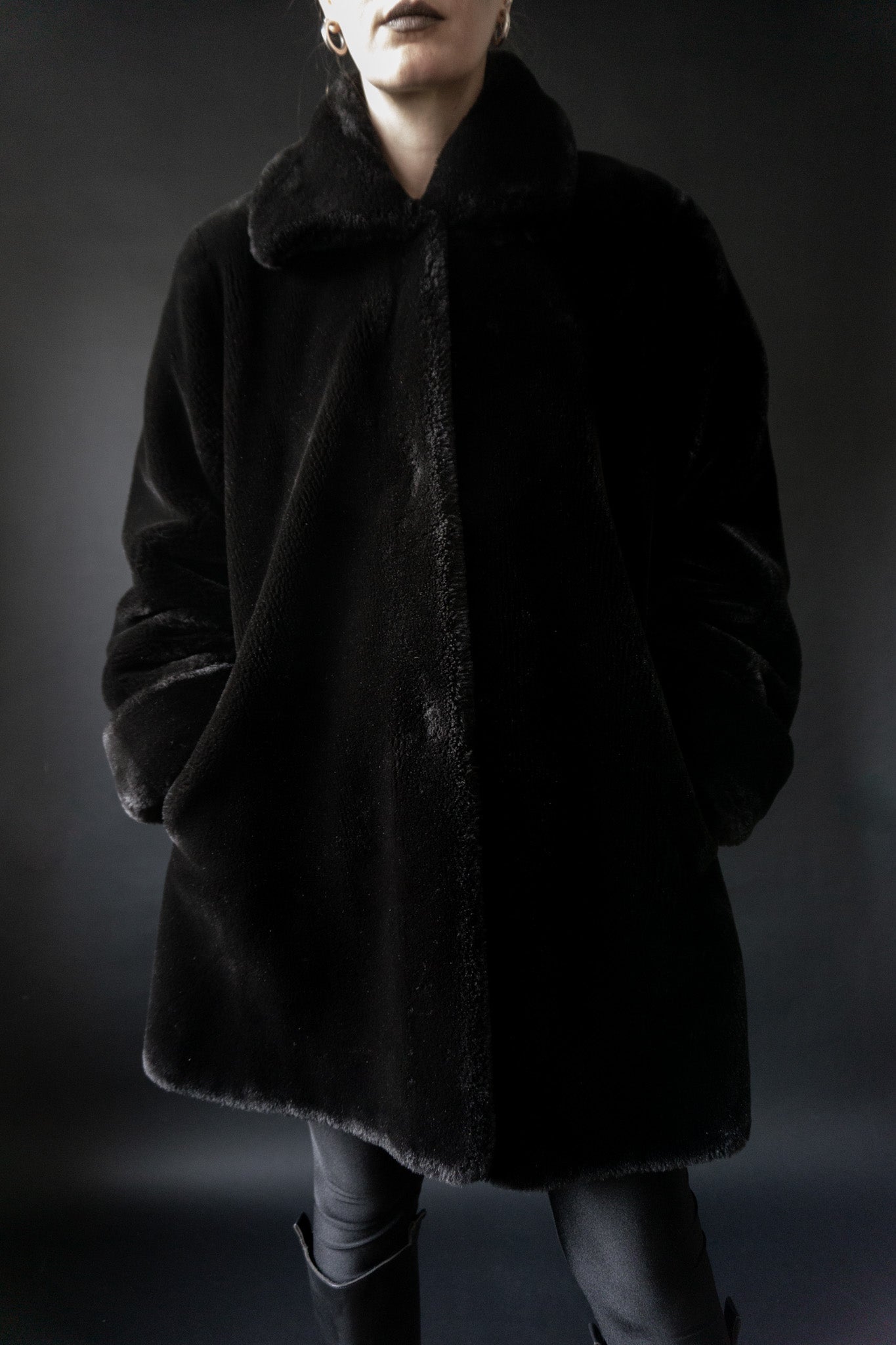 Schwarzer Vintage Fake Fur Mantel Frontansicht