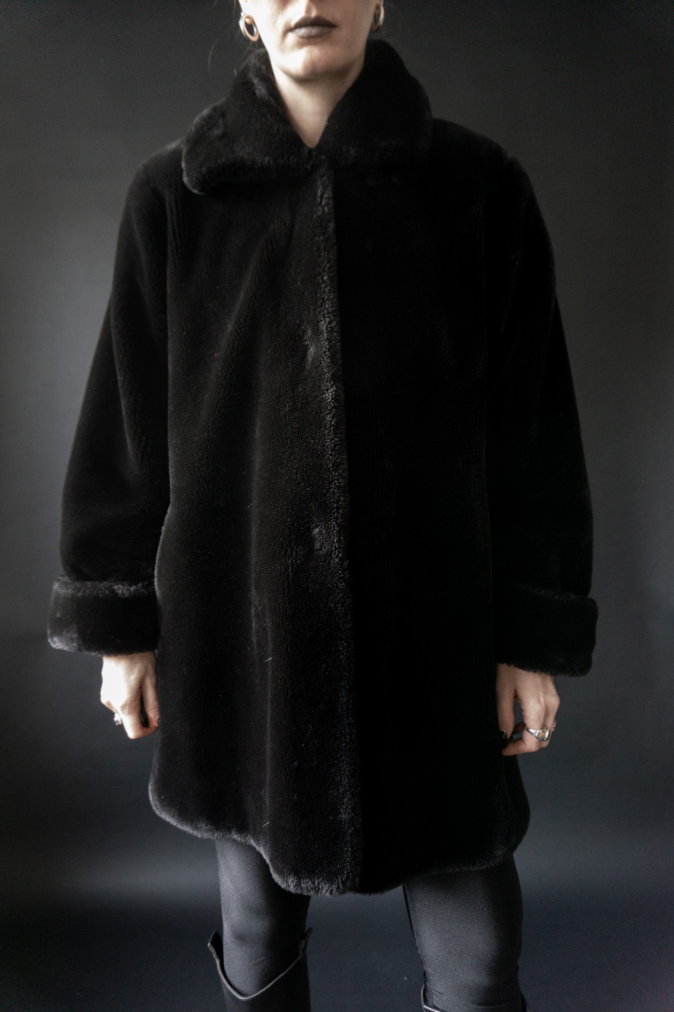 Schwarzer Vintage Fake Fur Mantel Frontansicht