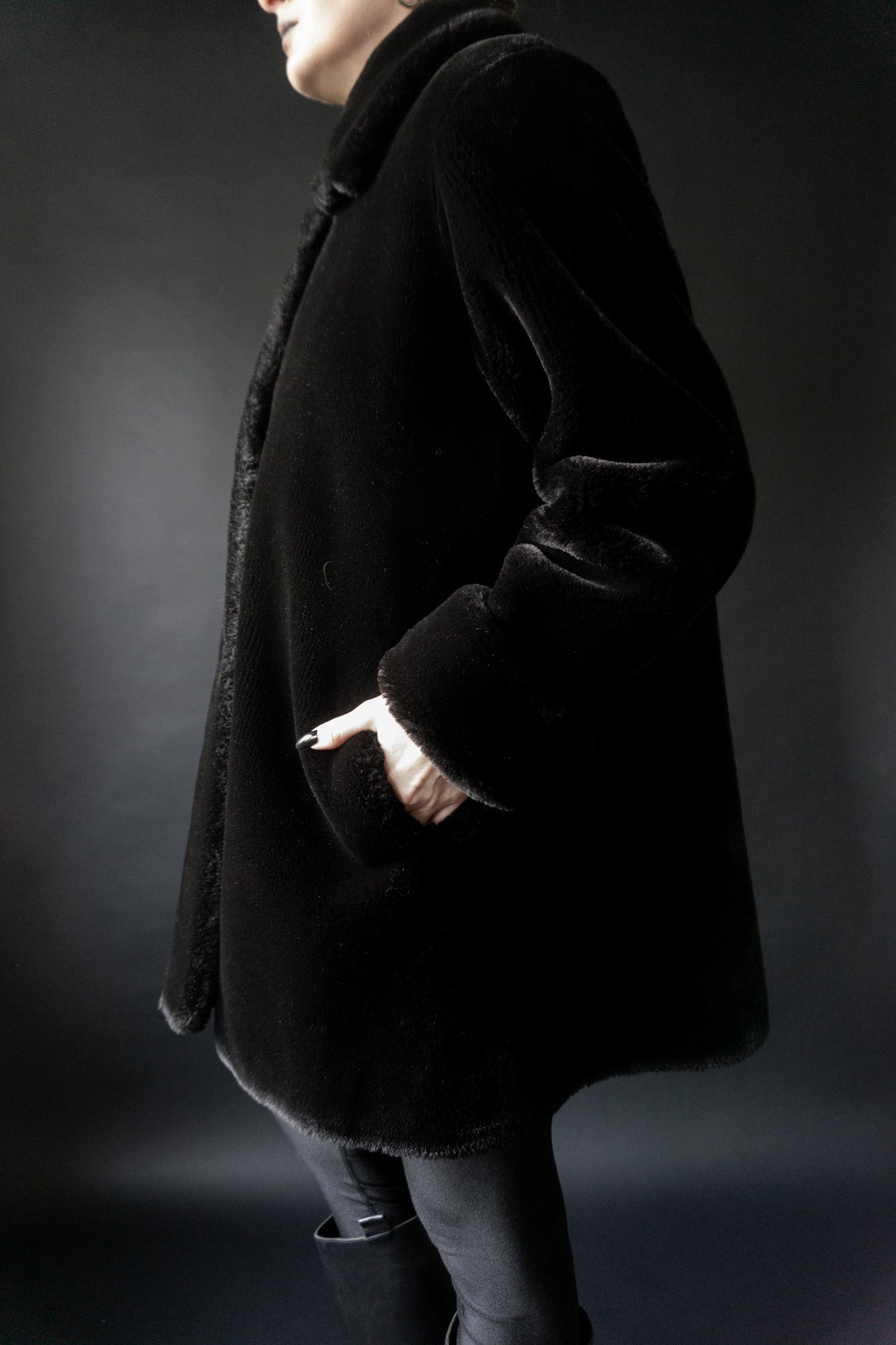 Schwarzer Vintage Fake Fur Mantel Frontansicht