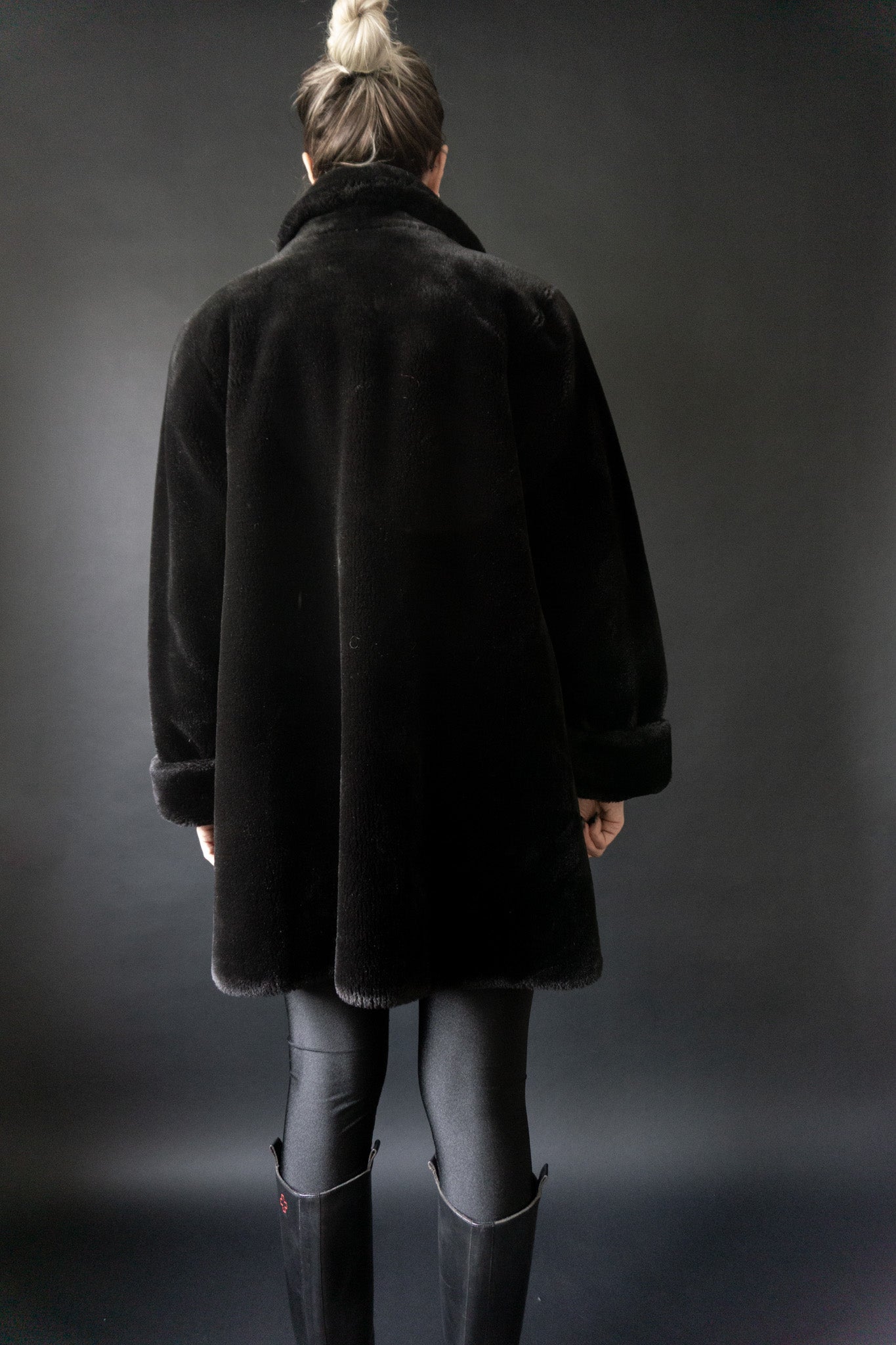 Schwarzer Vintage Fake Fur Mantel Frontansicht