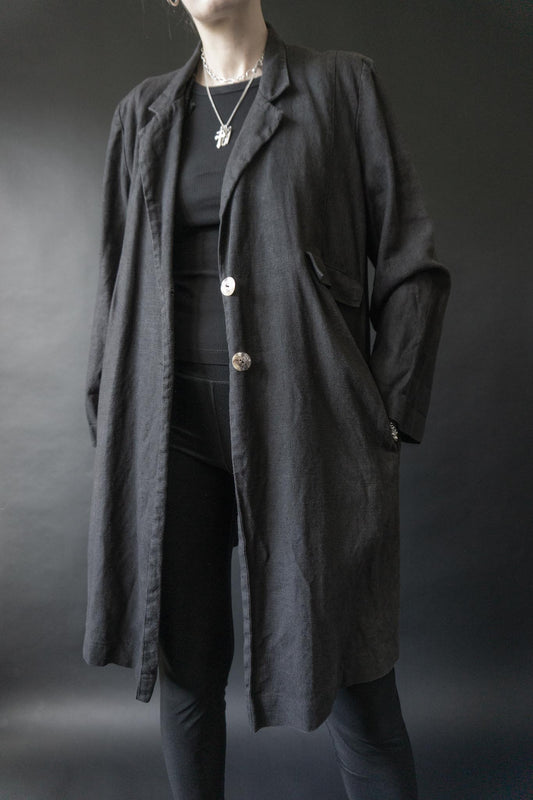 Schwarze Leinenjacke von Kathrin Aargad im Mantelschnitt mit großem Perlmuttknopf