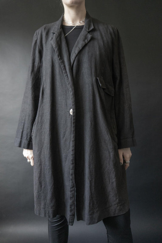 Schwarze Leinenjacke von Kathrin Aargad im Mantelschnitt mit großem Perlmuttknopf