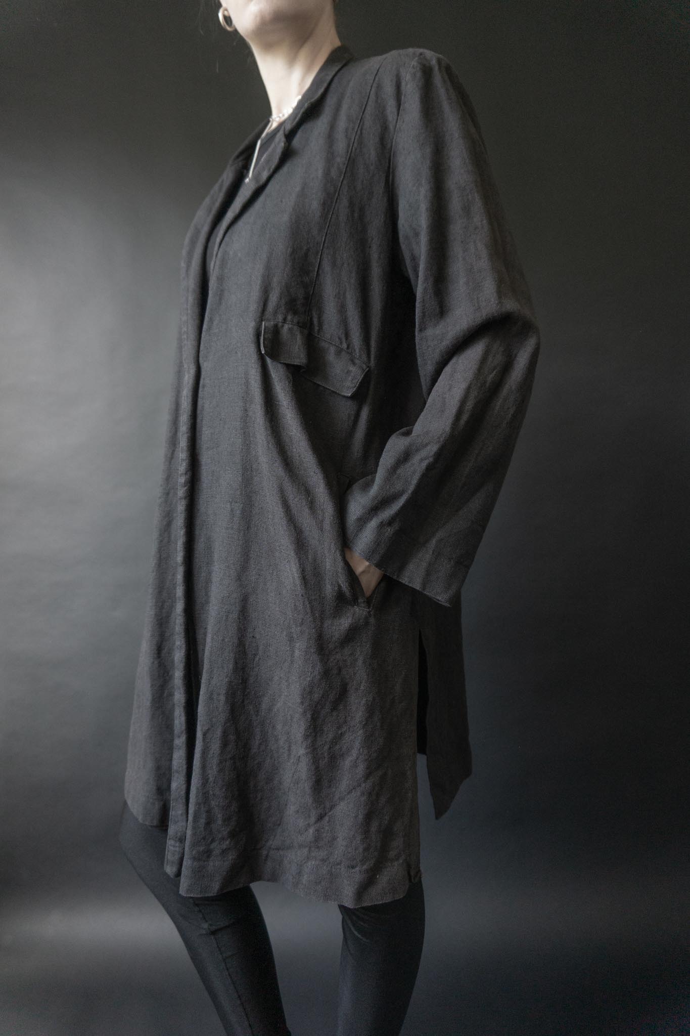 Schwarze Leinenjacke von Kathrin Aargad im Mantelschnitt mit großem Perlmuttknopf