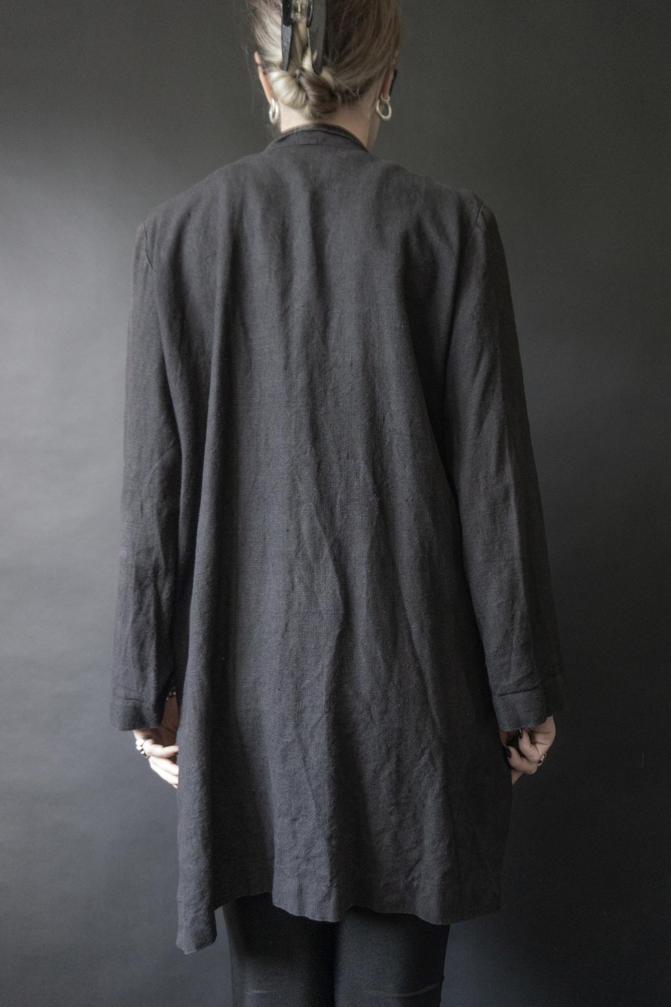 Schwarze Leinenjacke von Kathrin Aargad im Mantelschnitt mit großem Perlmuttknopf