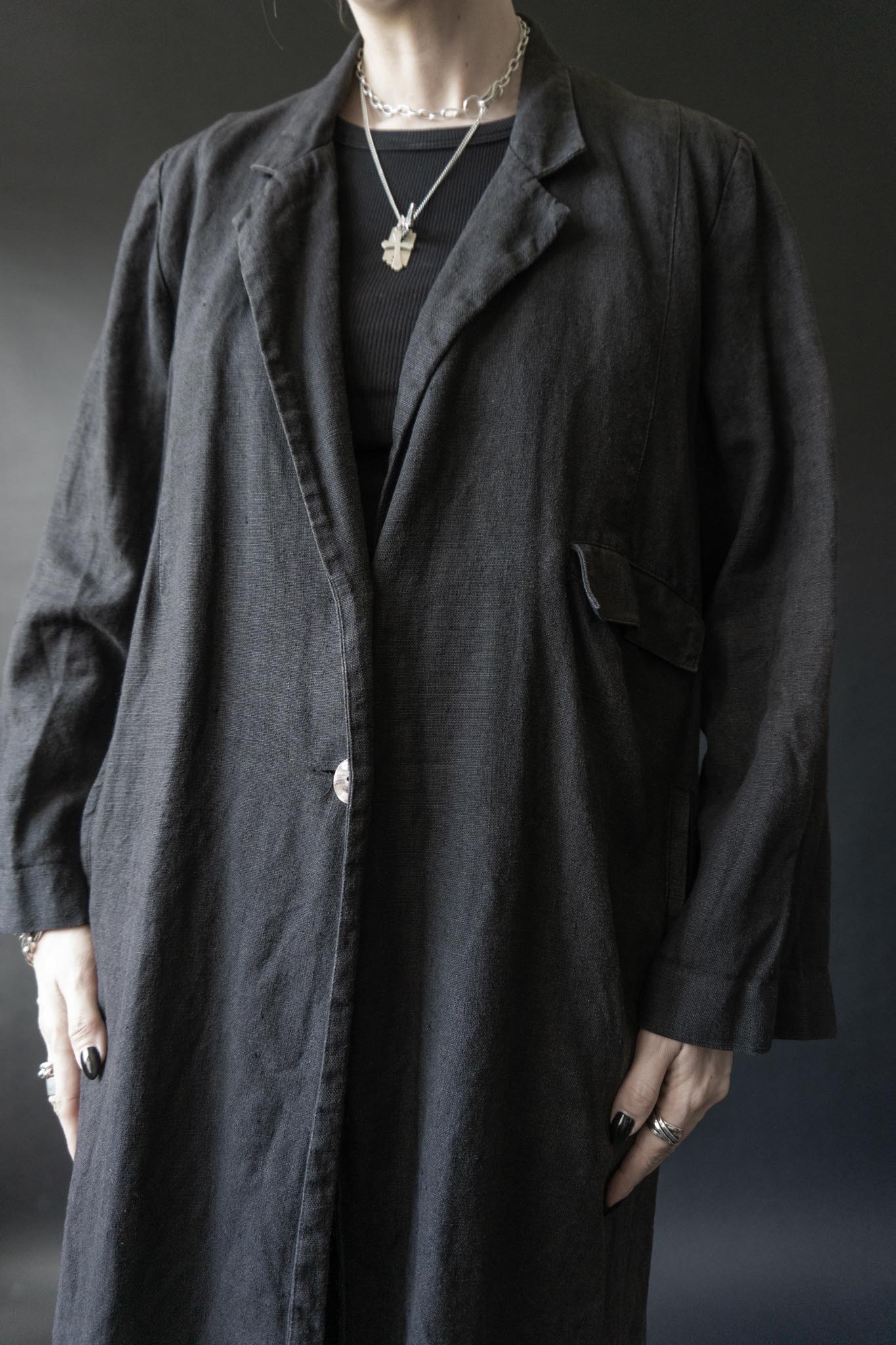 Schwarze Leinenjacke von Kathrin Aargad im Mantelschnitt mit großem Perlmuttknopf