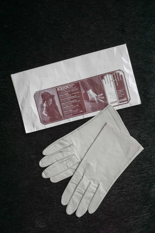 Weiße Vintage Handschuhe mit Originalverpackung