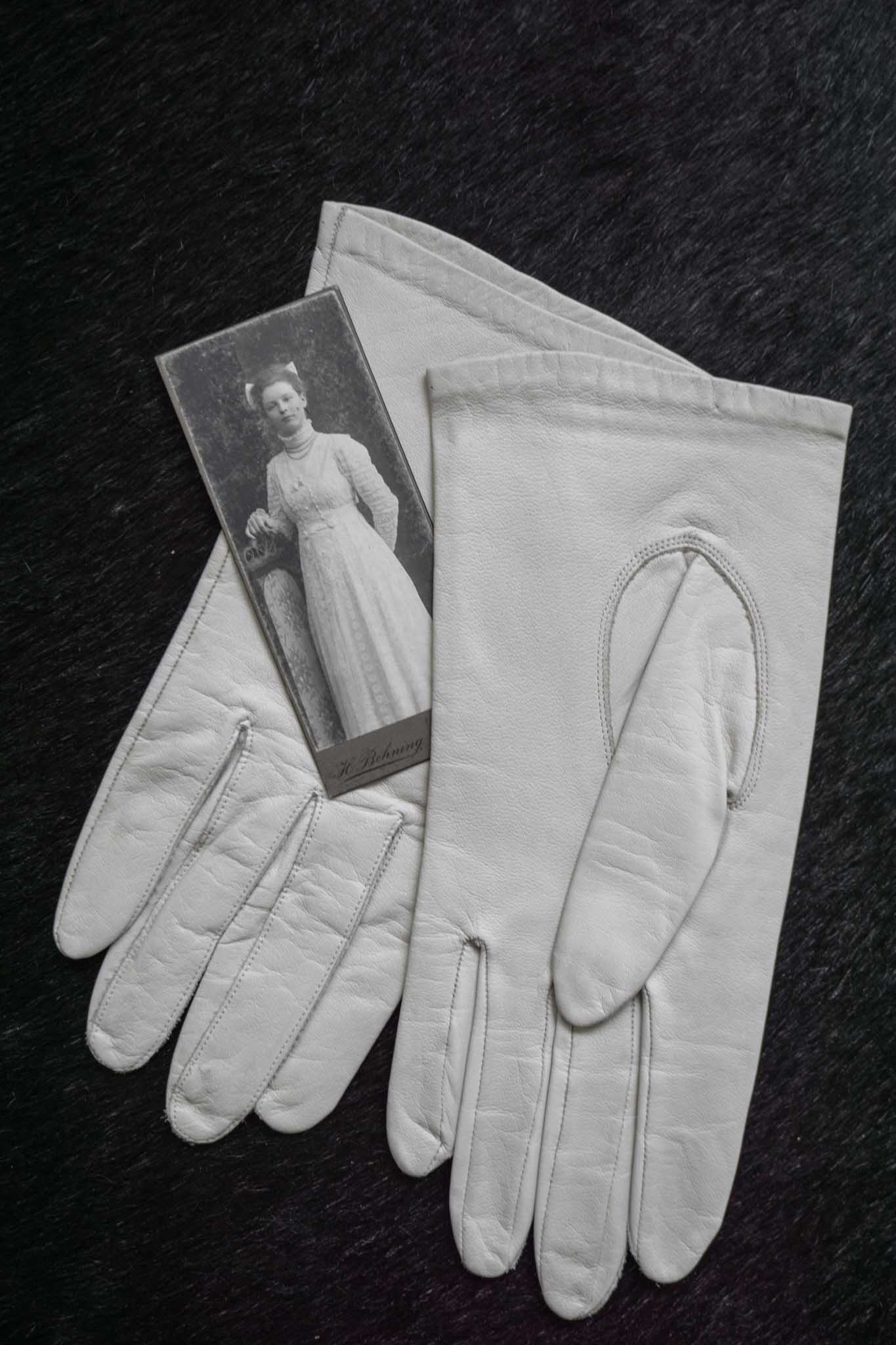 Weiße Vintage Handschuhe mit Originalverpackung