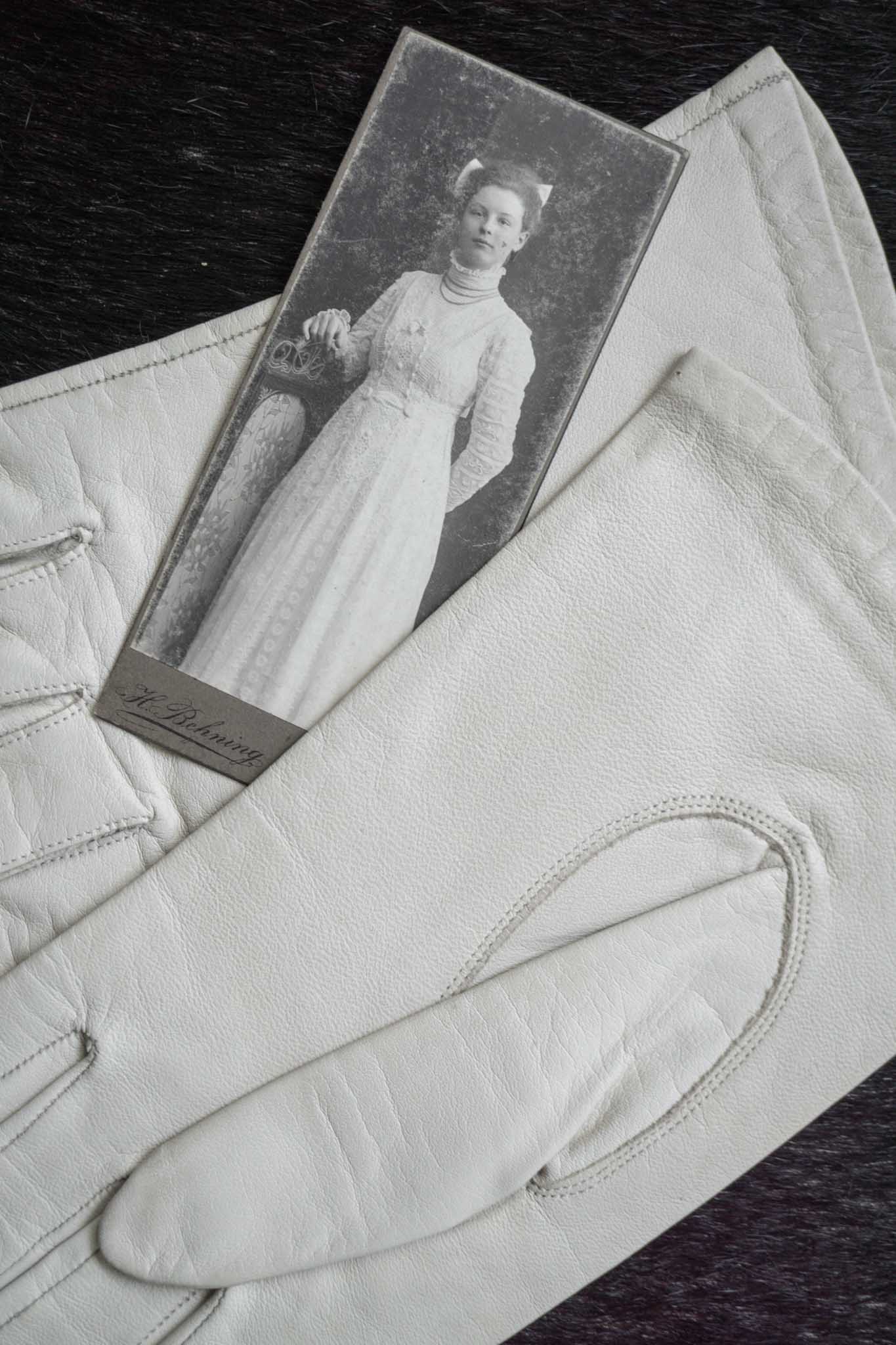 Weiße Vintage Handschuhe mit Originalverpackung