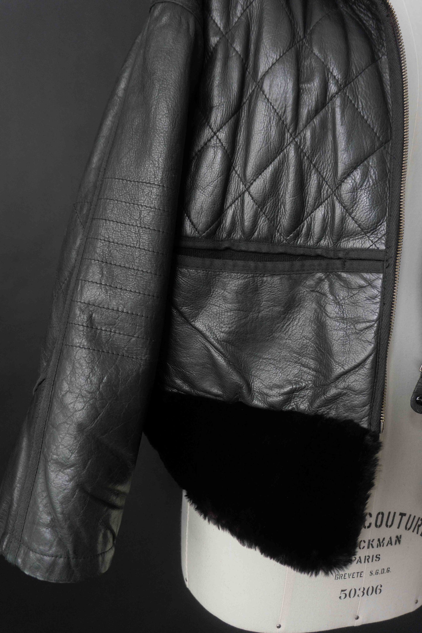 Schwarze Vintage Lederjacke mit Steppnähten und Fake Fur Saum aus den 80er Jahren