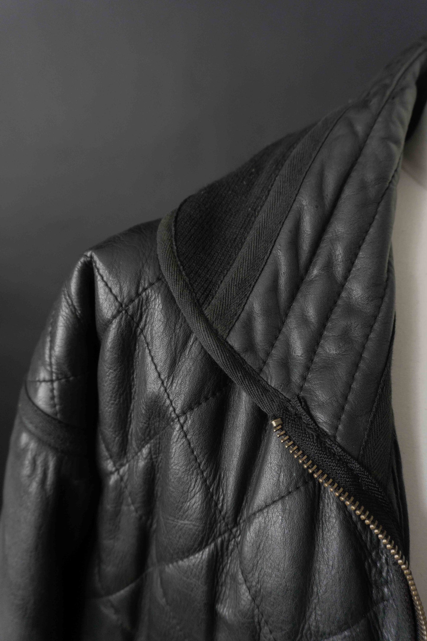 Schwarze Vintage Lederjacke mit Steppnähten und Fake Fur Saum aus den 80er Jahren