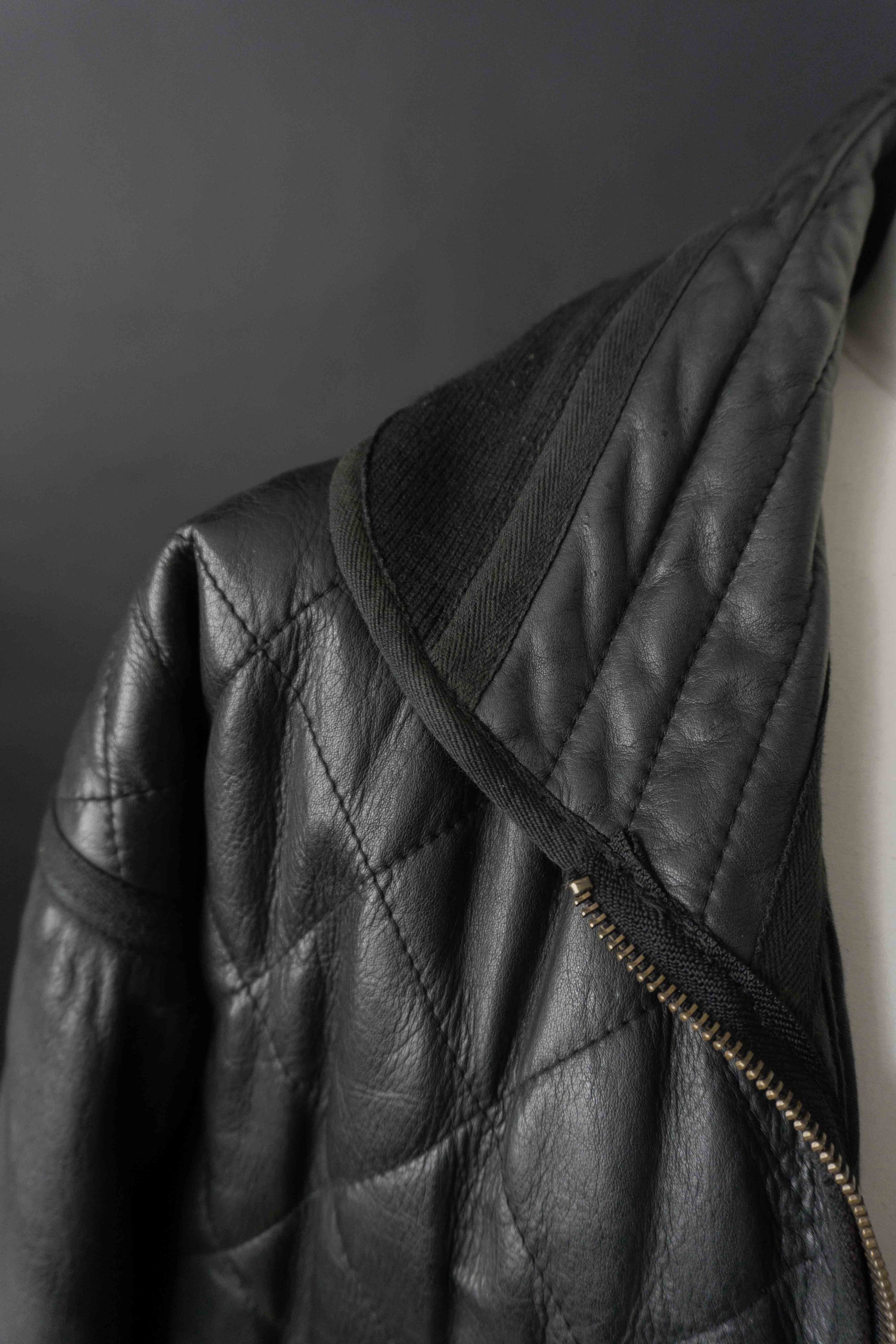 Schwarze Vintage Lederjacke mit Steppnähten und Fake Fur Saum aus den 80er Jahren