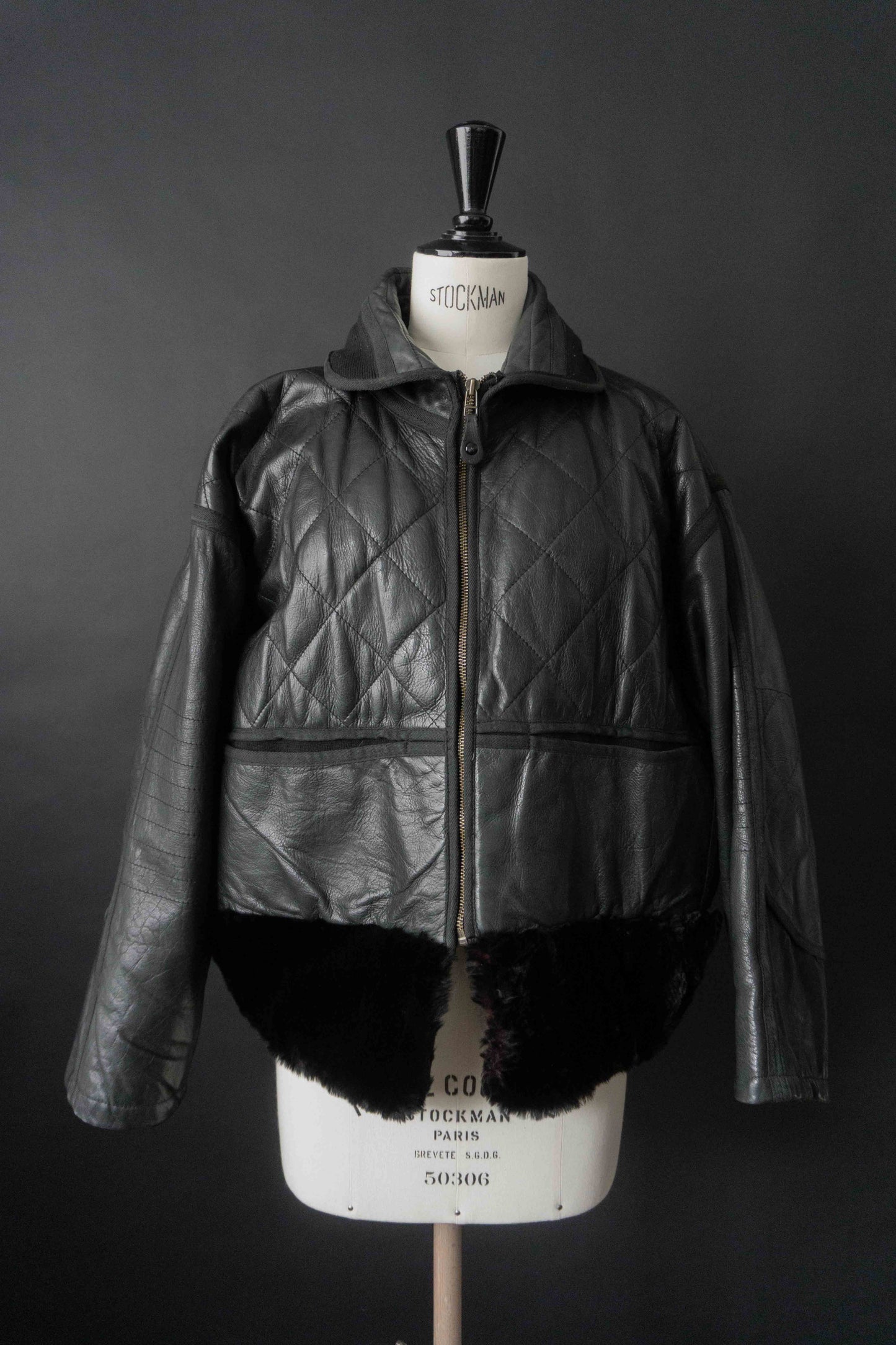 Schwarze Vintage Lederjacke mit Steppnähten und Fake Fur Saum aus den 80er Jahren