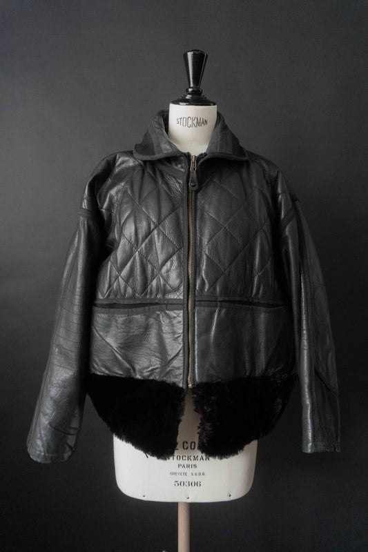 Schwarze Vintage Lederjacke mit Steppnähten und Fake Fur Saum aus den 80er Jahren