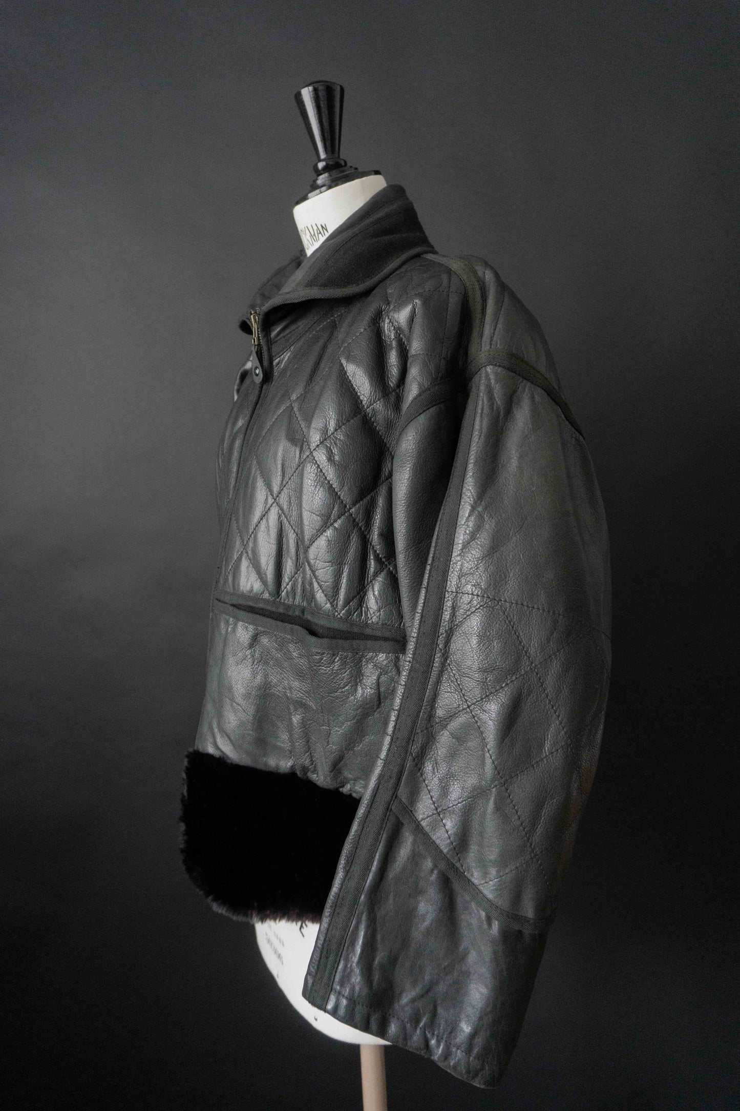 Schwarze Vintage Lederjacke mit Steppnähten und Fake Fur Saum aus den 80er Jahren