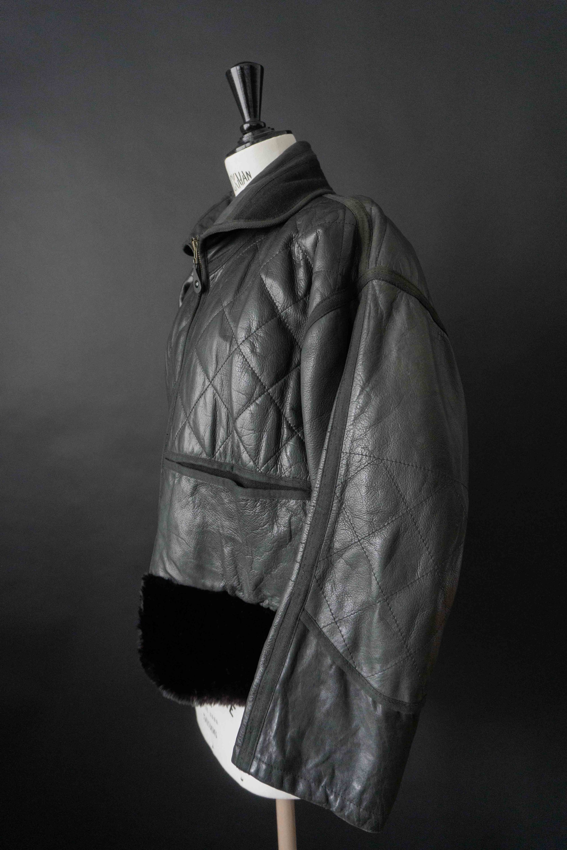 Schwarze Vintage Lederjacke mit Steppnähten und Fake Fur Saum aus den 80er Jahren