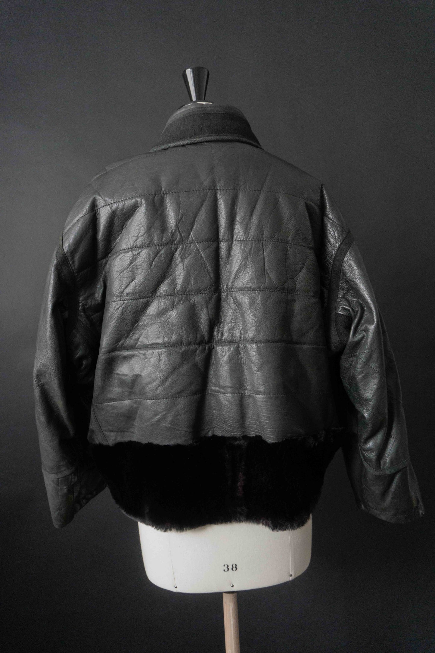 Schwarze Vintage Lederjacke mit Steppnähten und Fake Fur Saum aus den 80er Jahren