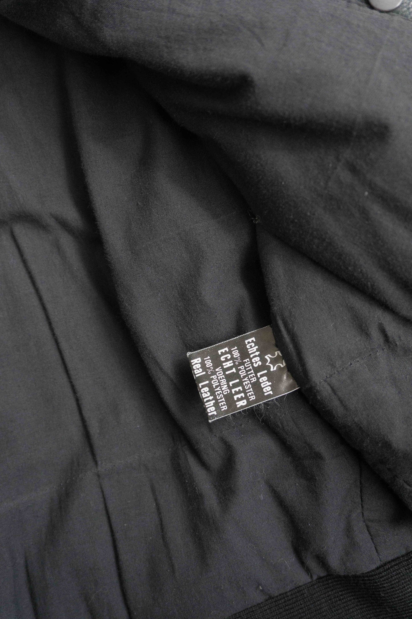 Schwarze Vintage Lederjacke mit Steppnähten und Fake Fur Saum aus den 80er Jahren