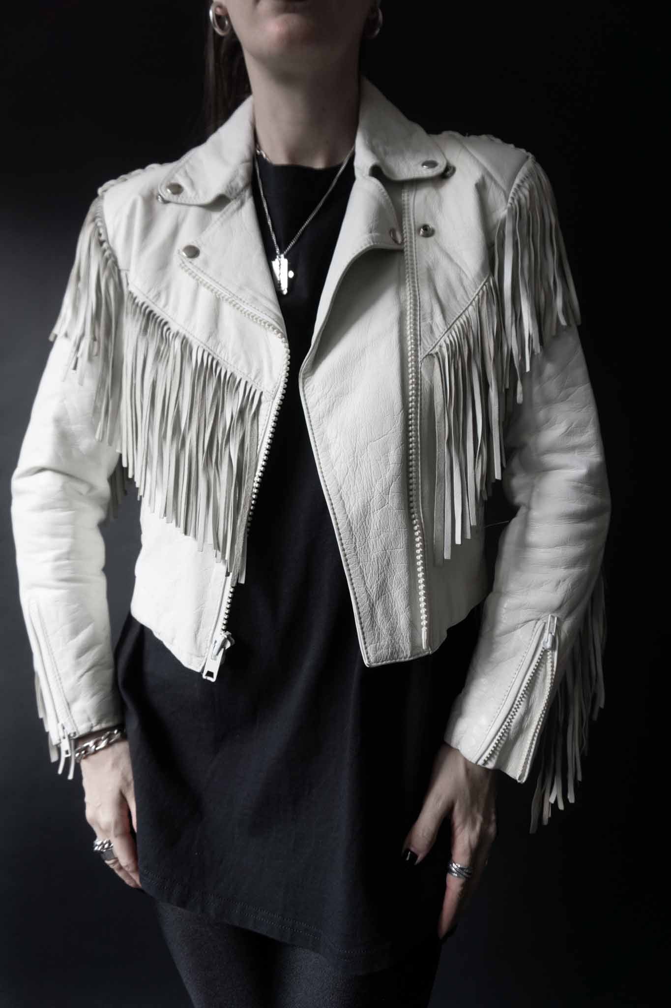 Weiße Vintage Lederjacke aus Echtleder mit langen Fransen an Ärmeln, Rücken und Brust – 80er Rock’n’Roll Western Style