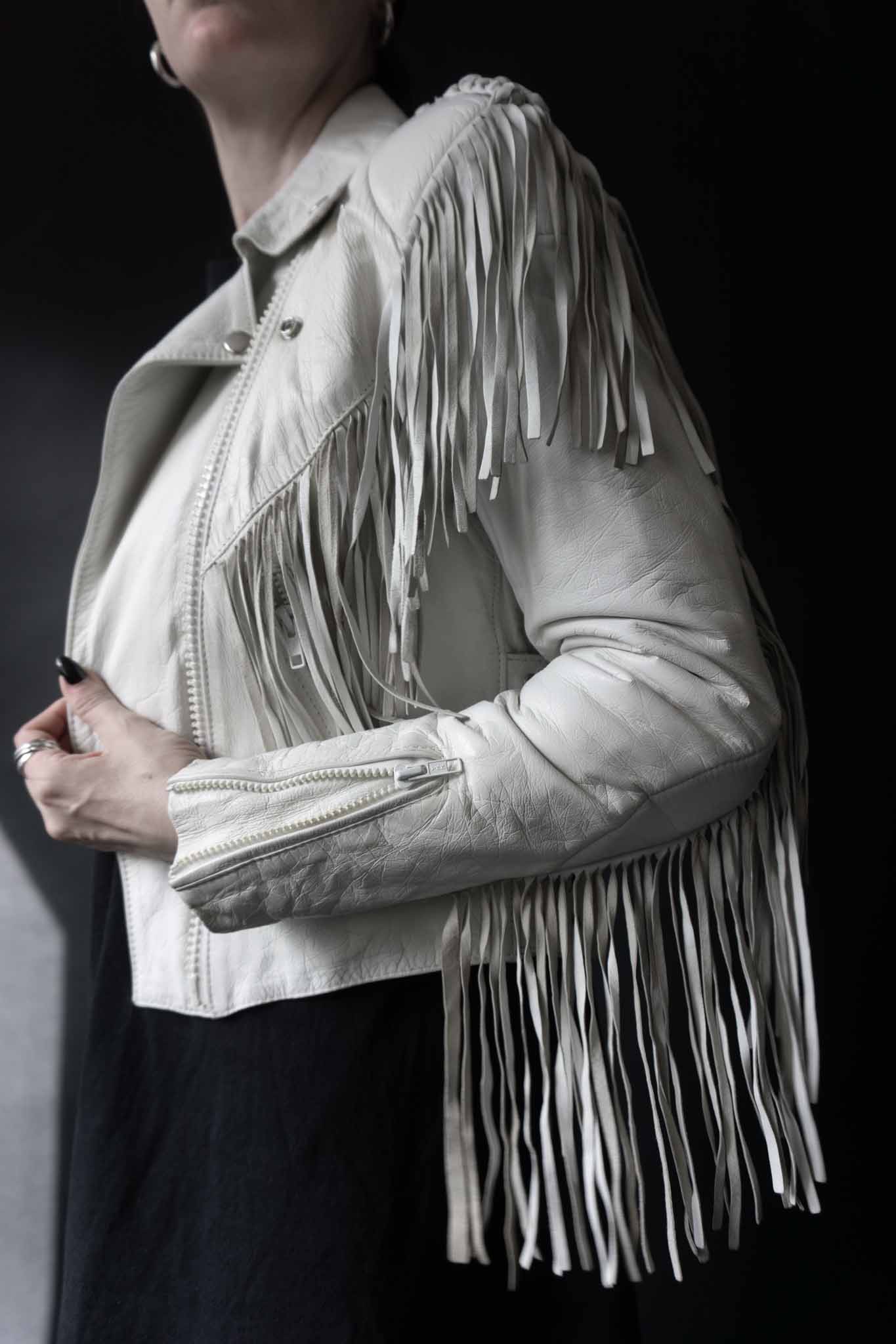 Weiße Vintage Lederjacke aus Echtleder mit langen Fransen an Ärmeln, Rücken und Brust – 80er Rock’n’Roll Western Style