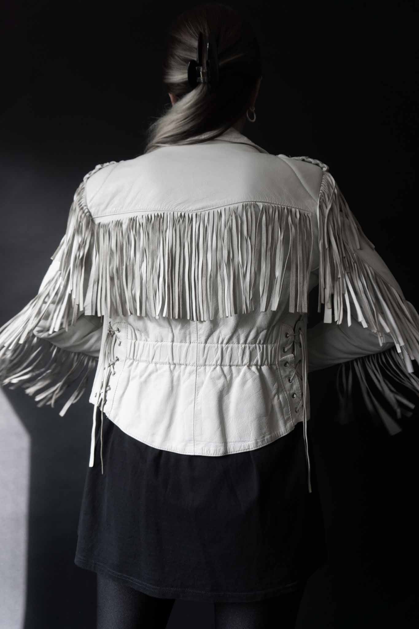 Weiße Vintage Lederjacke aus Echtleder mit langen Fransen an Ärmeln, Rücken und Brust – 80er Rock’n’Roll Western Style