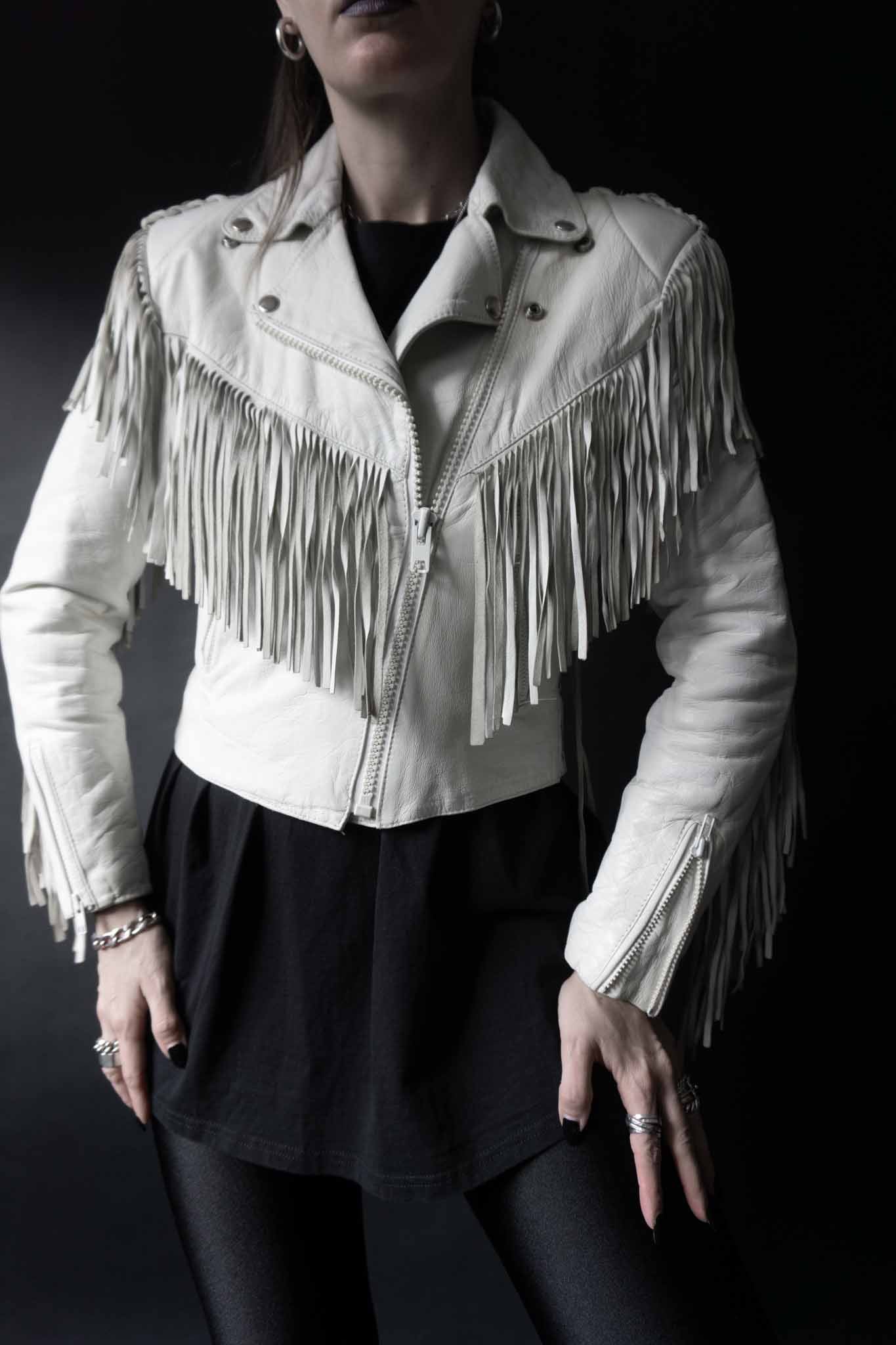 Weiße Vintage Lederjacke aus Echtleder mit langen Fransen an Ärmeln, Rücken und Brust – 80er Rock’n’Roll Western Style