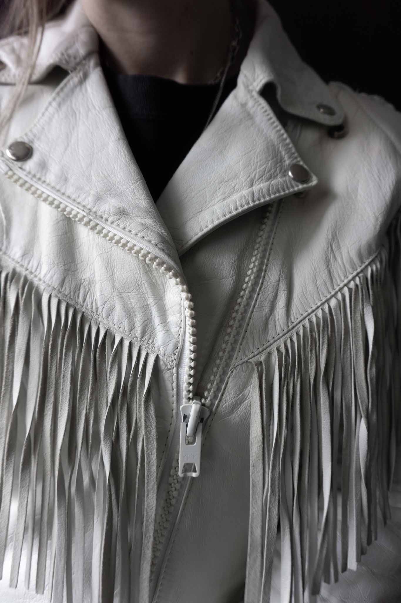 Weiße Vintage Lederjacke aus Echtleder mit langen Fransen an Ärmeln, Rücken und Brust – 80er Rock’n’Roll Western Style
