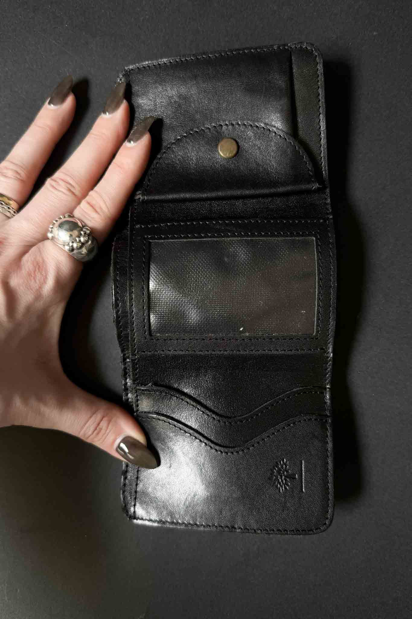 Geflochtenes schwarzes Leder-Portemonnaie im Mulberry Bootleg Style, inspiriert von Bottega Veneta