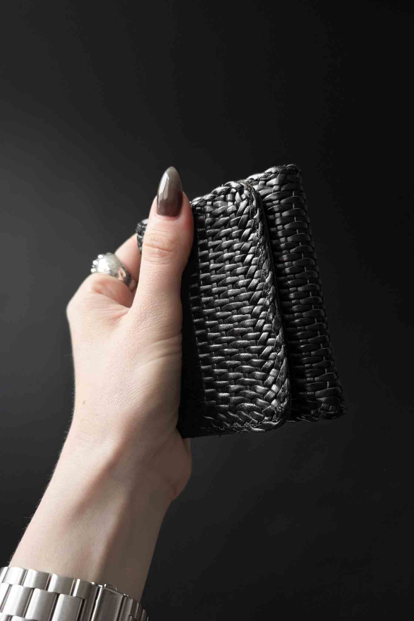 Geflochtenes schwarzes Leder-Portemonnaie im Mulberry Bootleg Style, inspiriert von Bottega Veneta