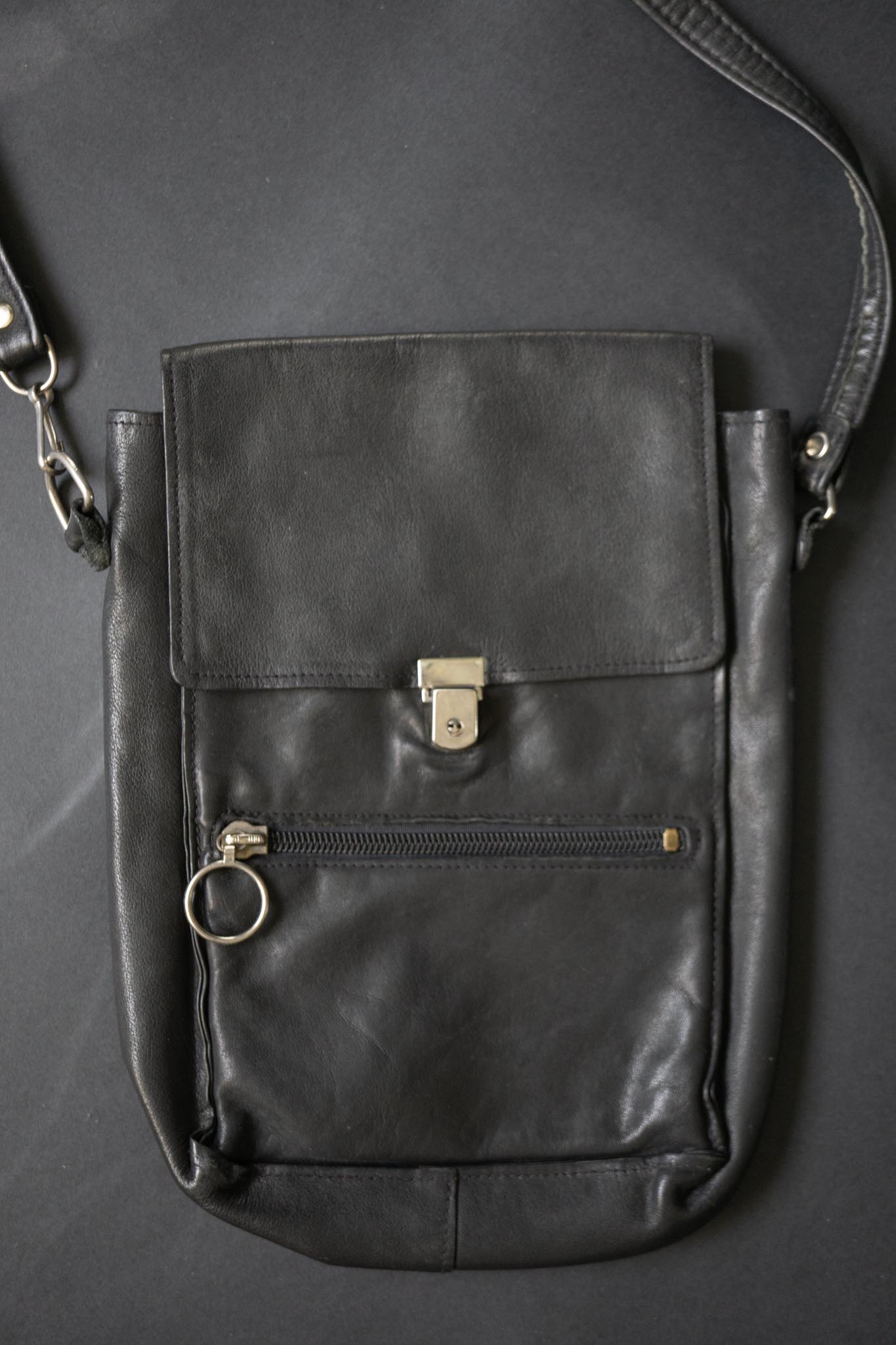 Schwarze Messenger Bag aus den 70ern aus Echtleder mit Riemen & Fronttasche