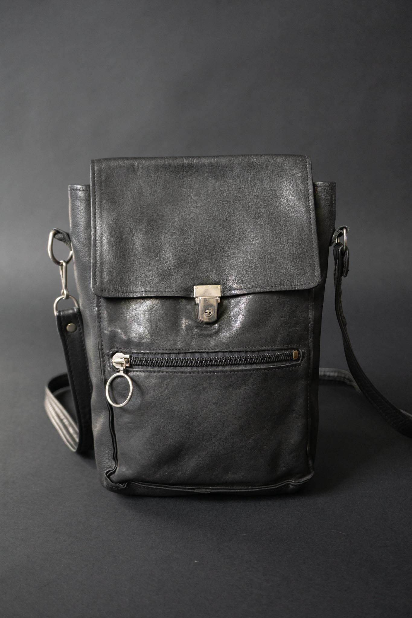 Schwarze Messenger Bag aus den 70ern aus Echtleder mit Riemen & Fronttasche