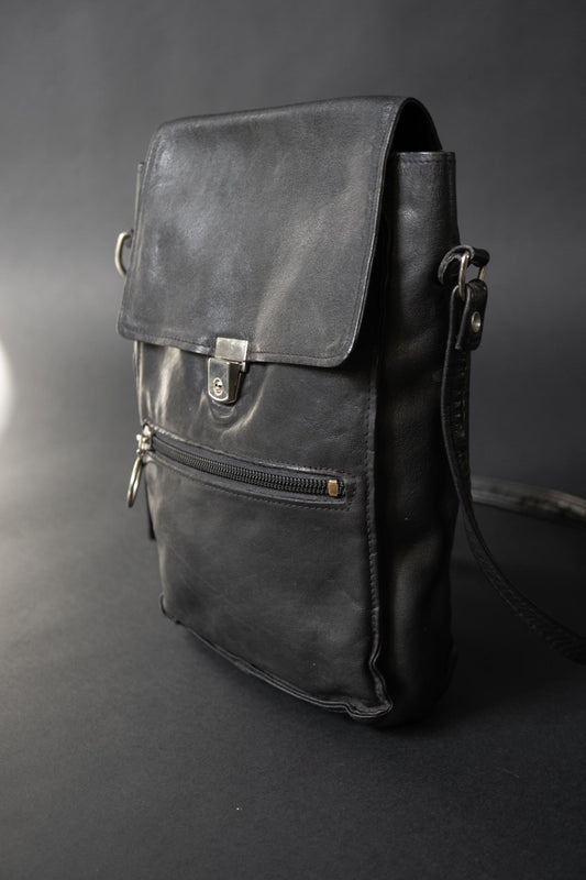 Schwarze Messenger Bag aus den 70ern aus Echtleder mit Riemen & Fronttasche
