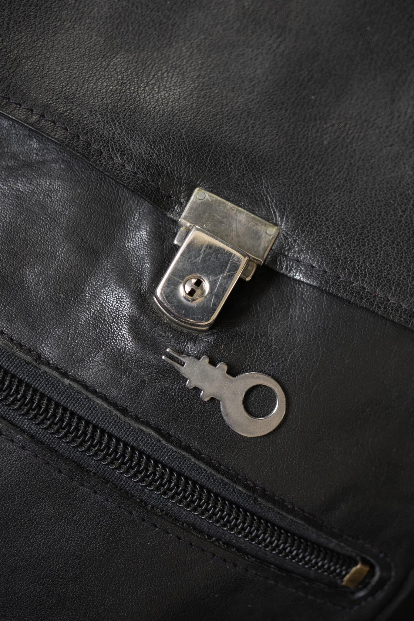 Schwarze Messenger Bag aus den 70ern aus Echtleder mit Riemen & Fronttasche