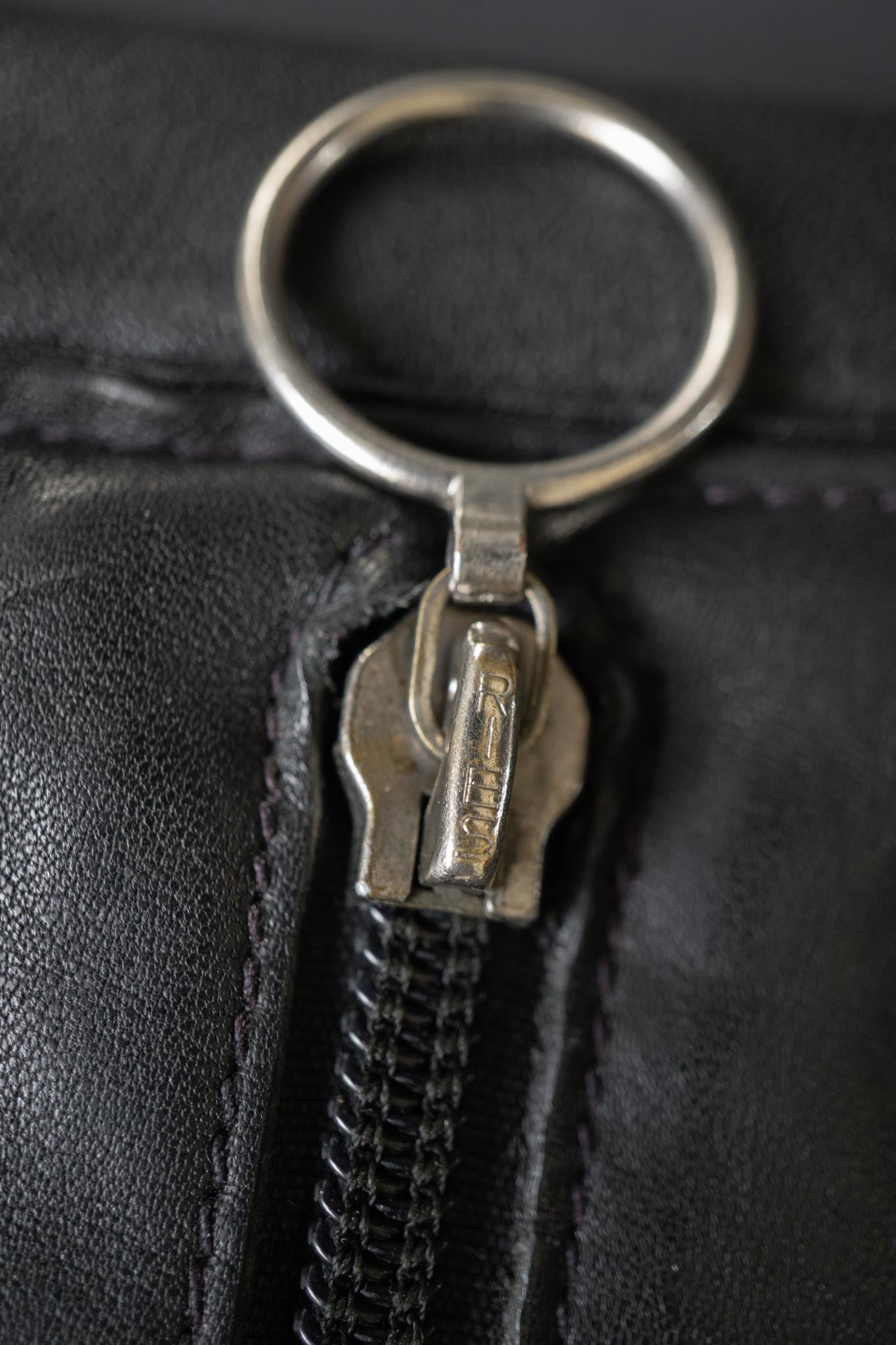 Schwarze Messenger Bag aus den 70ern aus Echtleder mit Riemen & Fronttasche