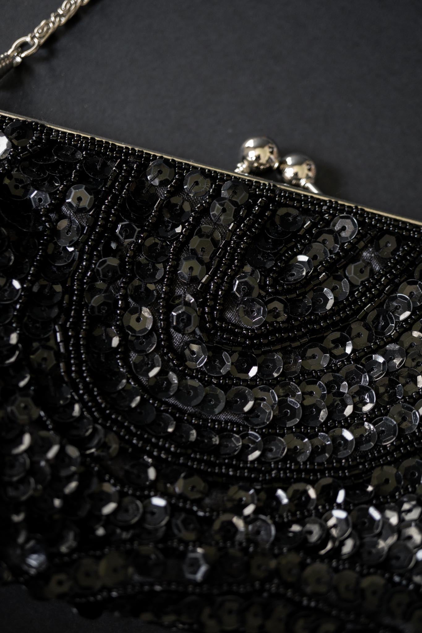 Schwarze Vintage Abendtasche mit Pailletten, silberner Hardware & Satinfutter