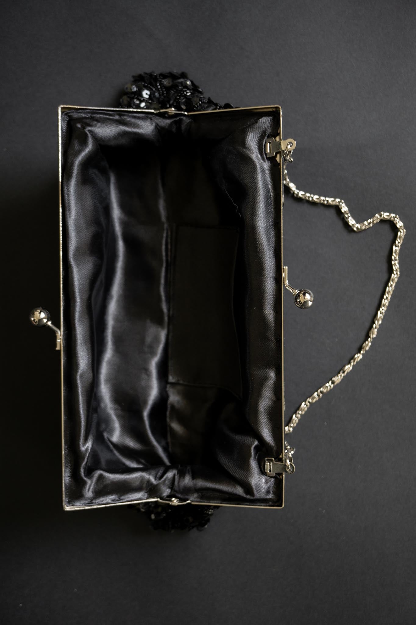 Schwarze Vintage Abendtasche mit Pailletten, silberner Hardware & Satinfutter
