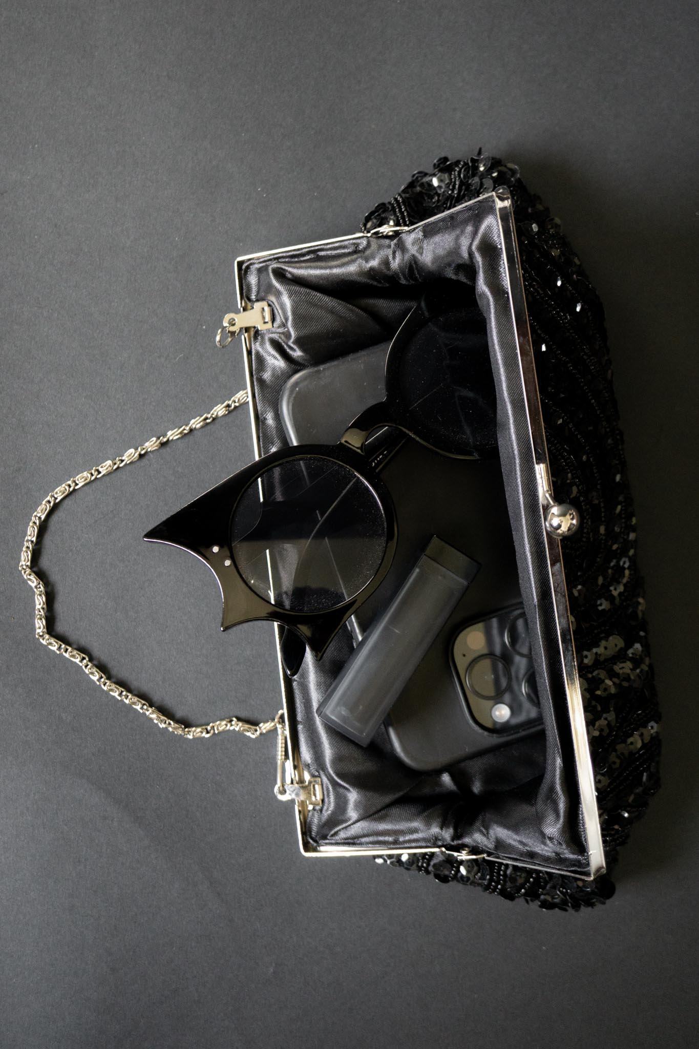 Schwarze Vintage Abendtasche mit Pailletten, silberner Hardware & Satinfutter