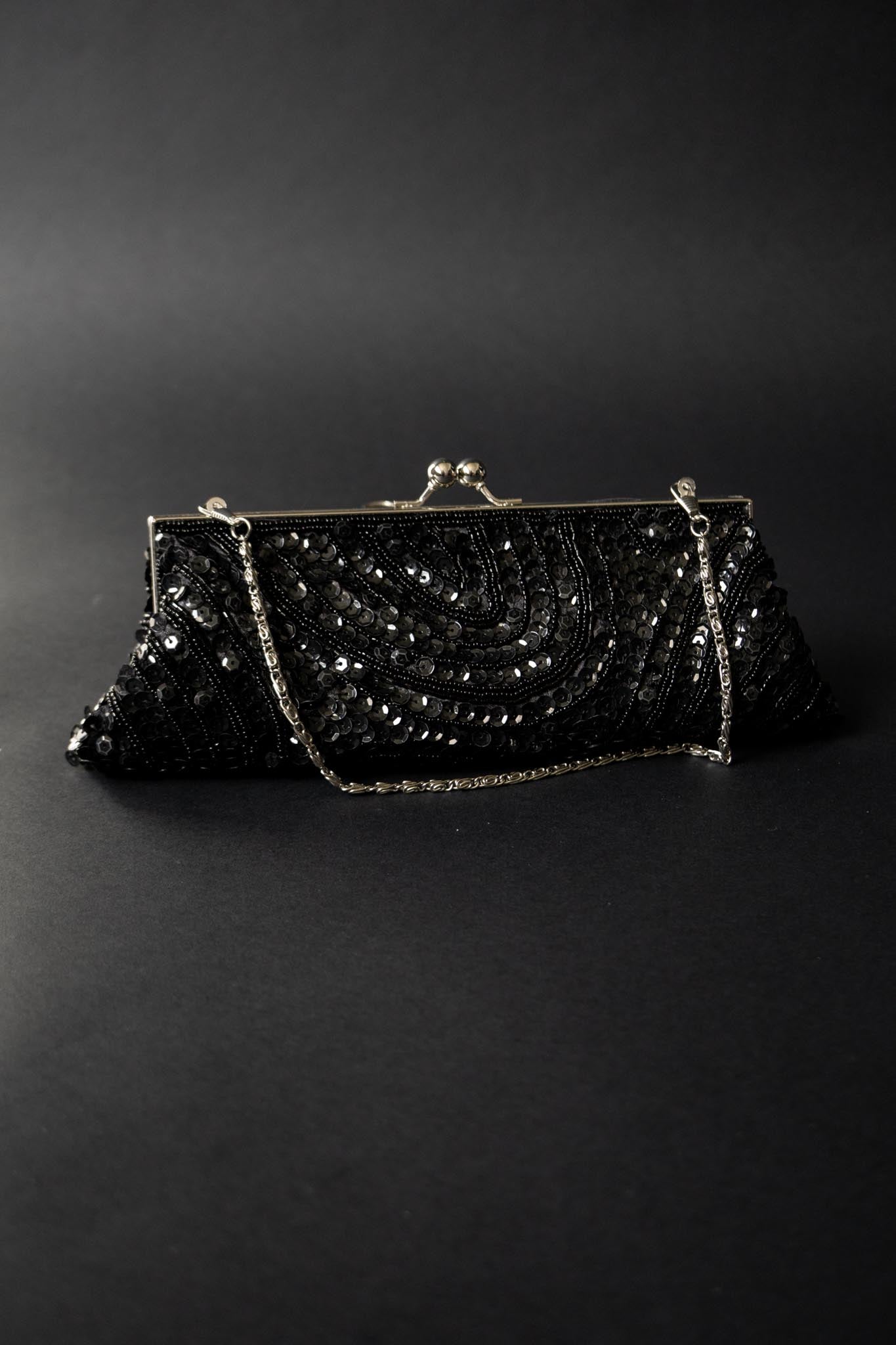 Schwarze Vintage Abendtasche mit Pailletten, silberner Hardware & Satinfutter