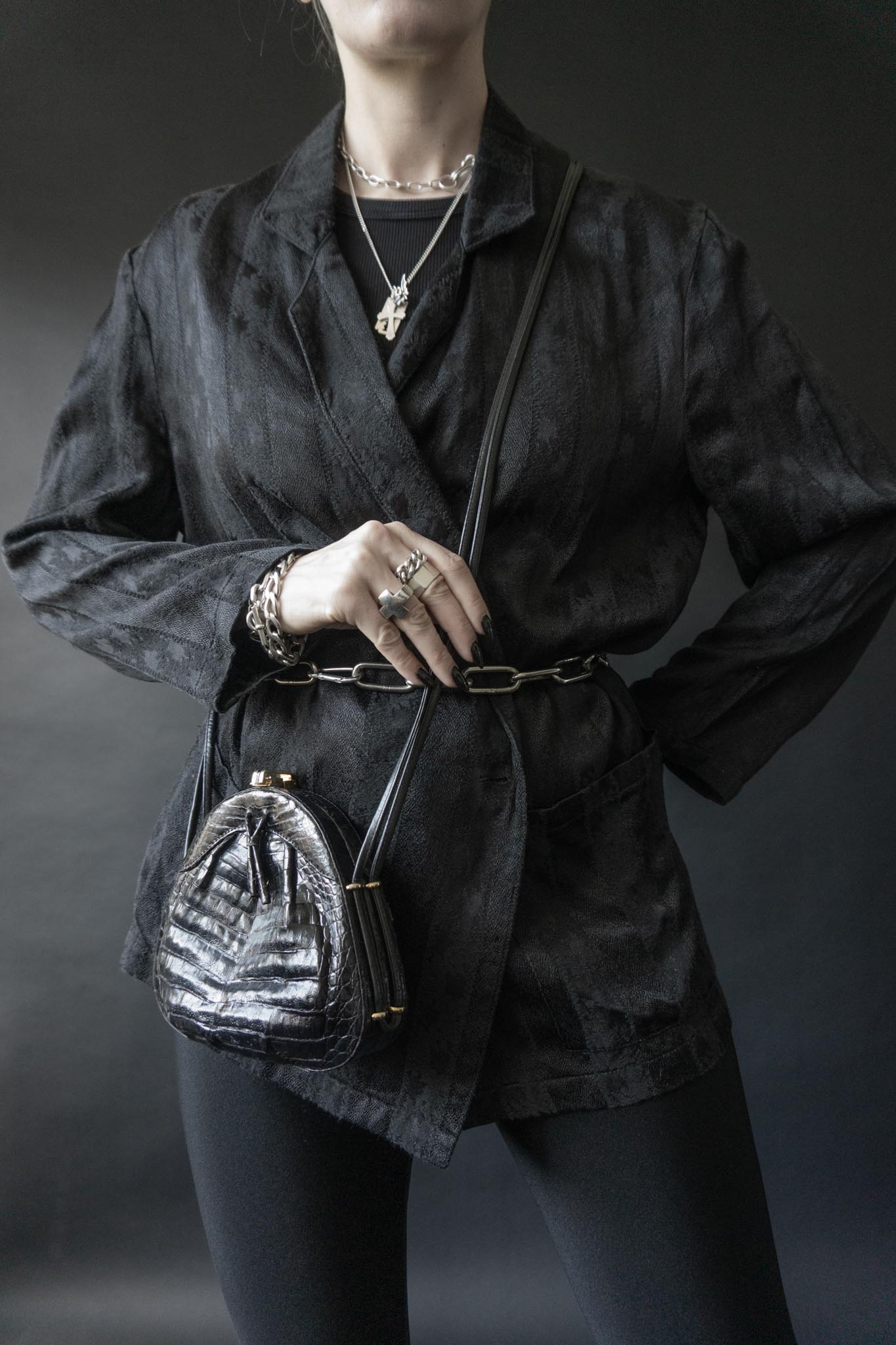 Schwarze Vintage Umhängetasche in Kroko-Optik mit Goldverschluss & Henkel