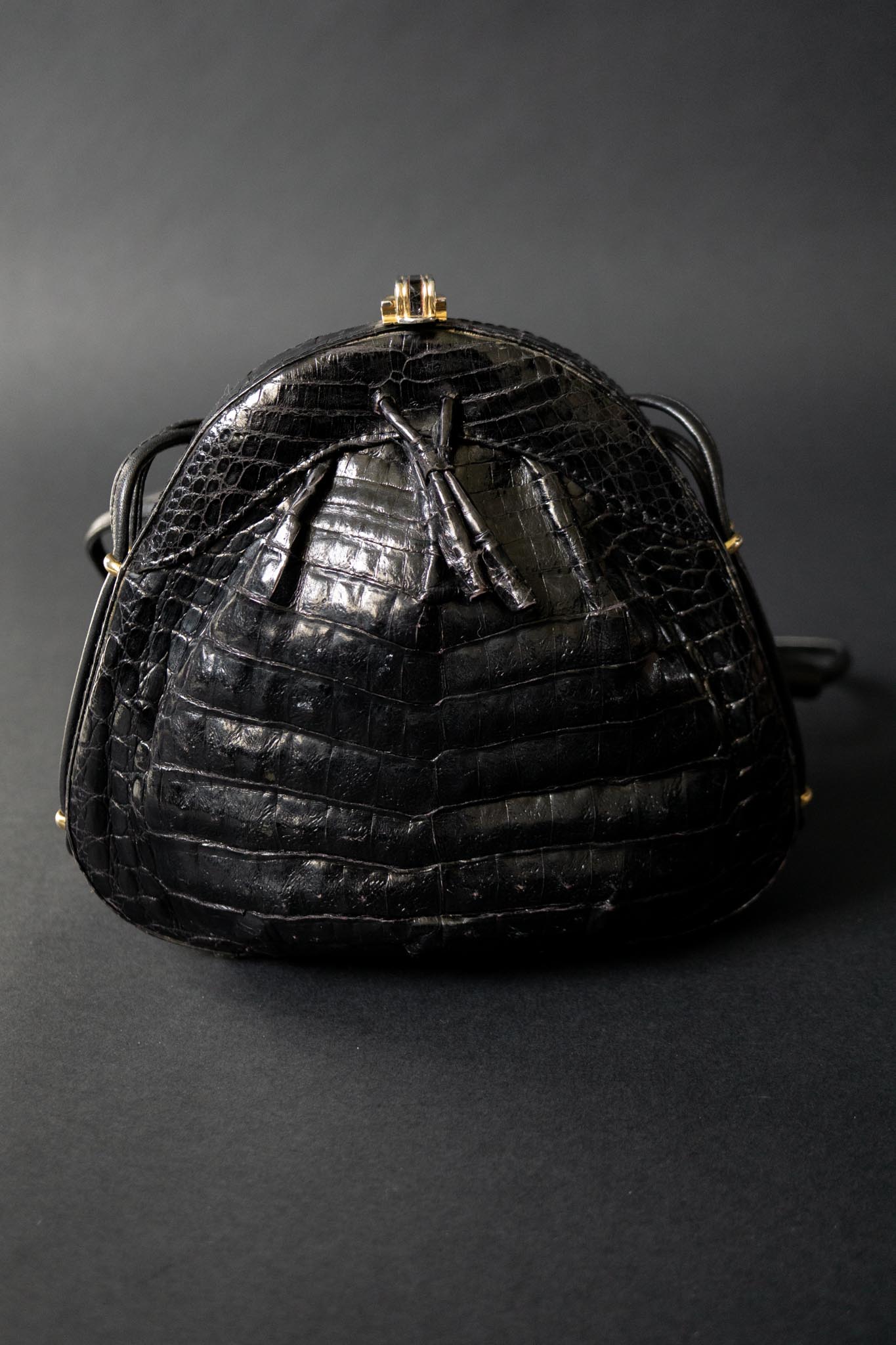 Schwarze Vintage Umhängetasche in Kroko-Optik mit Goldverschluss & Henkel