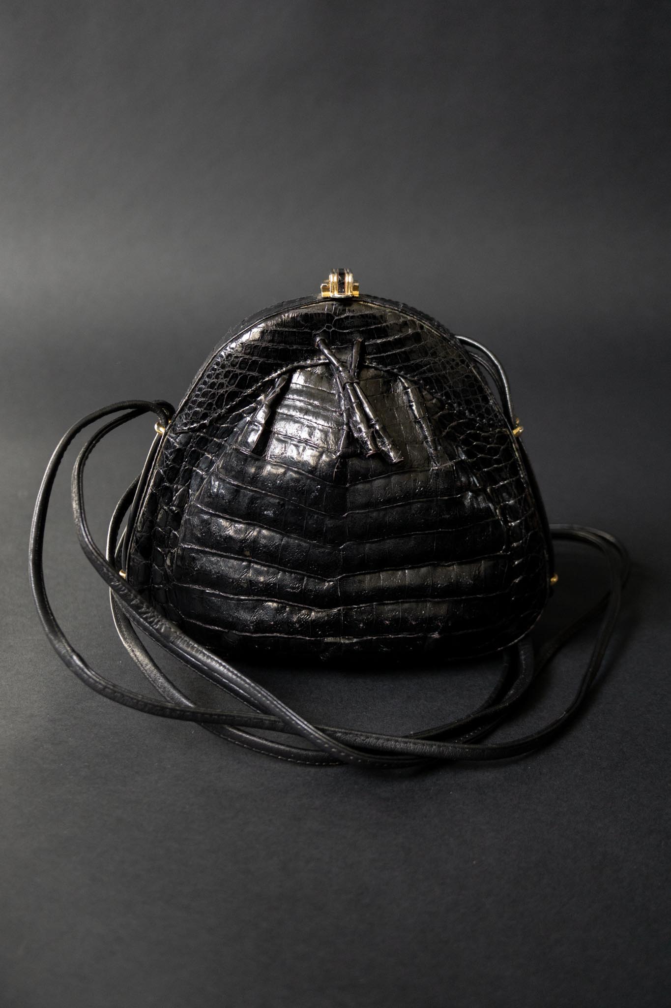 Schwarze Vintage Umhängetasche in Kroko-Optik mit Goldverschluss & Henkel