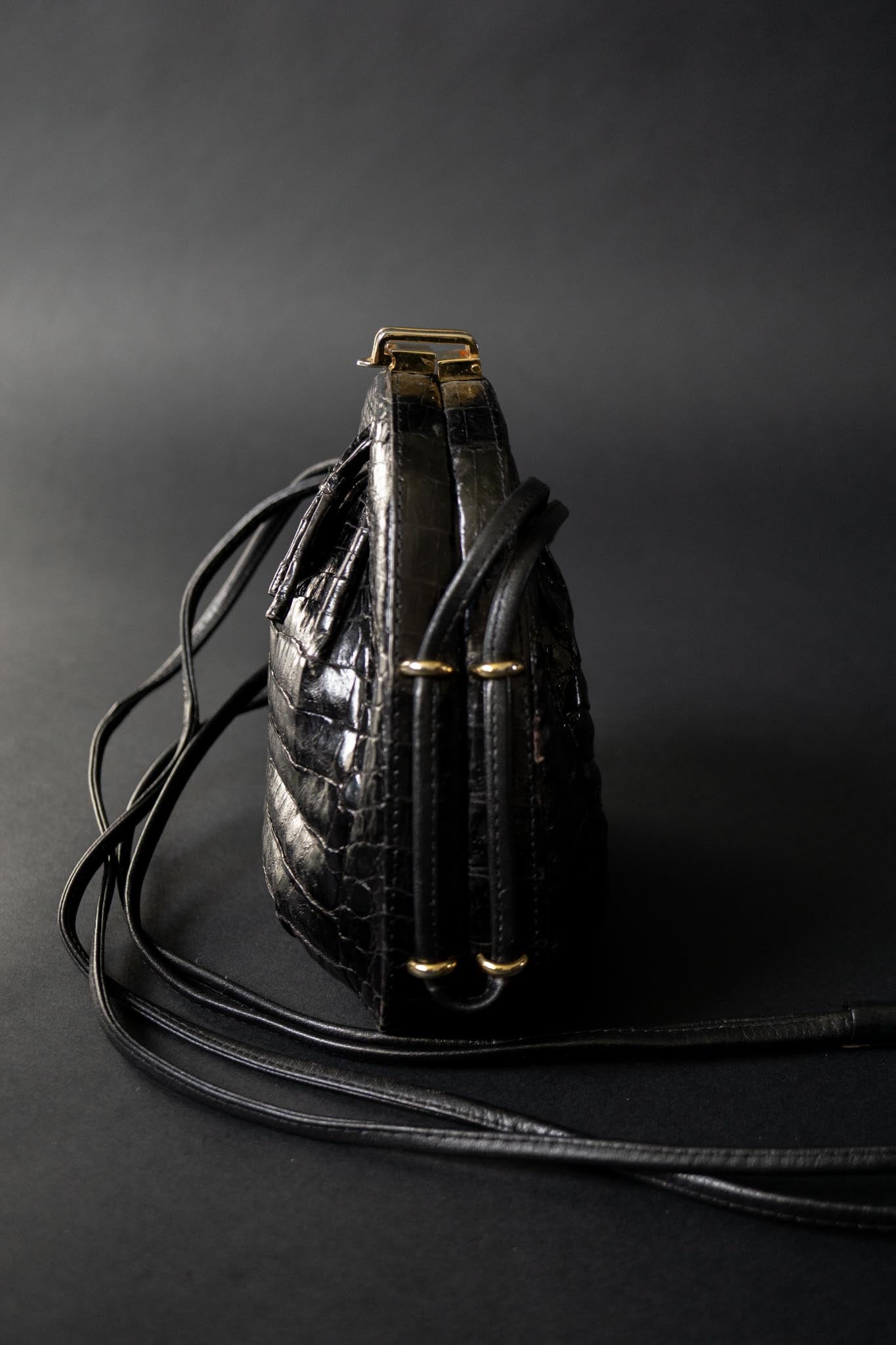 Schwarze Vintage Umhängetasche in Kroko-Optik mit Goldverschluss & Henkel