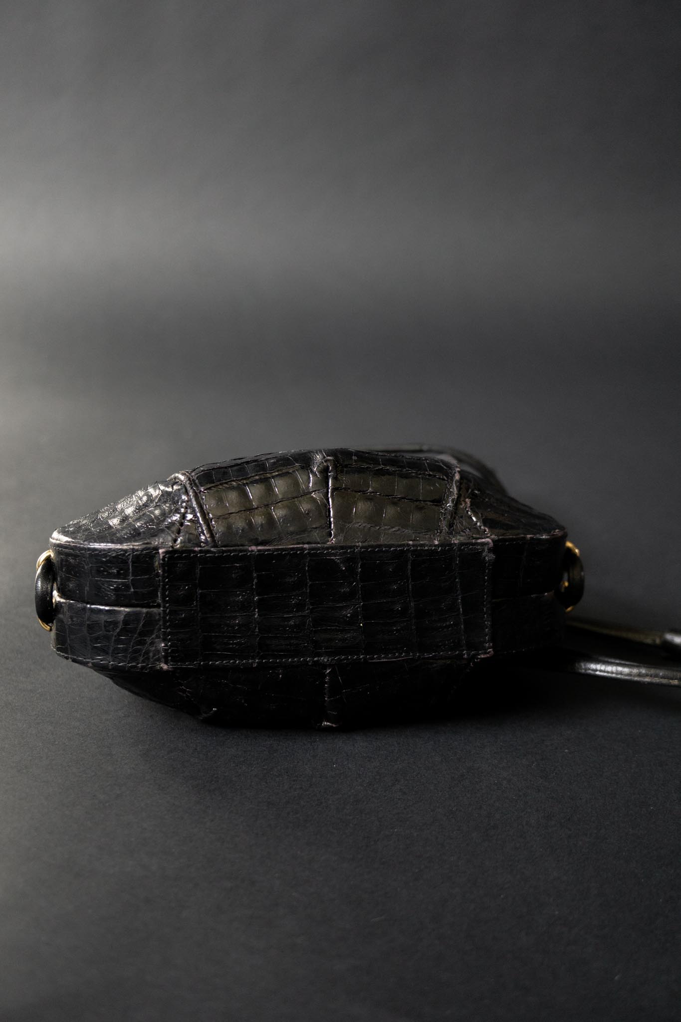 Schwarze Vintage Umhängetasche in Kroko-Optik mit Goldverschluss & Henkel