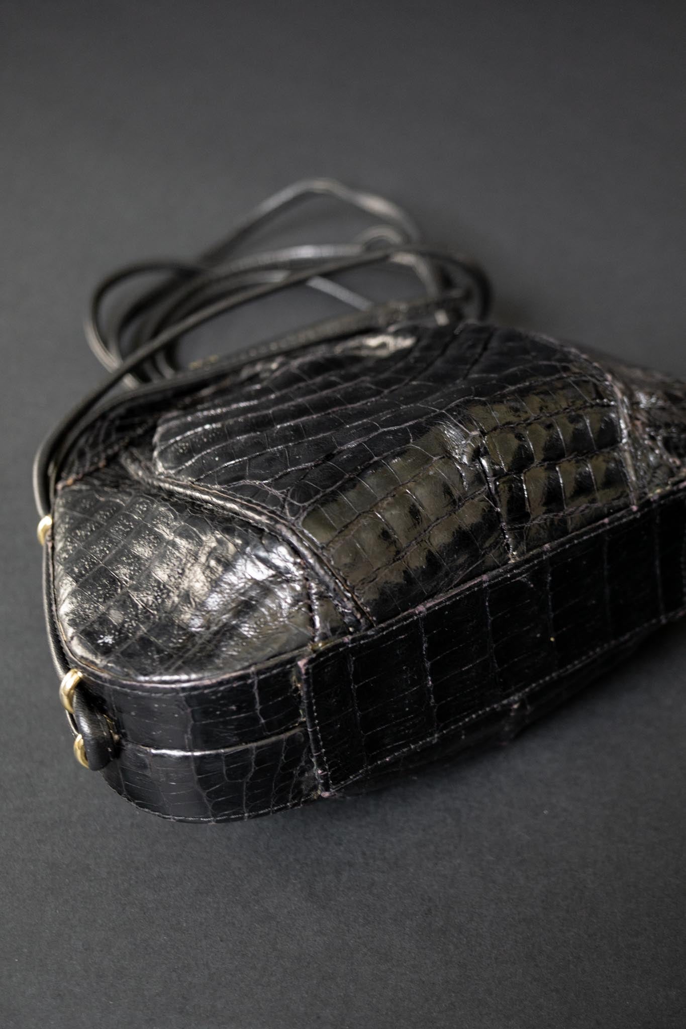 Schwarze Vintage Umhängetasche in Kroko-Optik mit Goldverschluss & Henkel