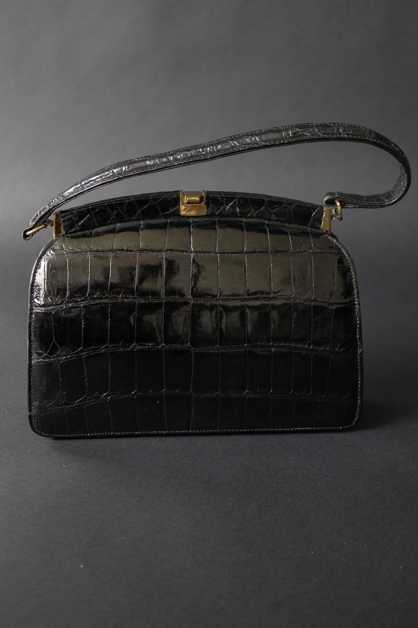 Schwarze Vintage Shoulderbag in Kroko-Struktur mit kurzem Riemen