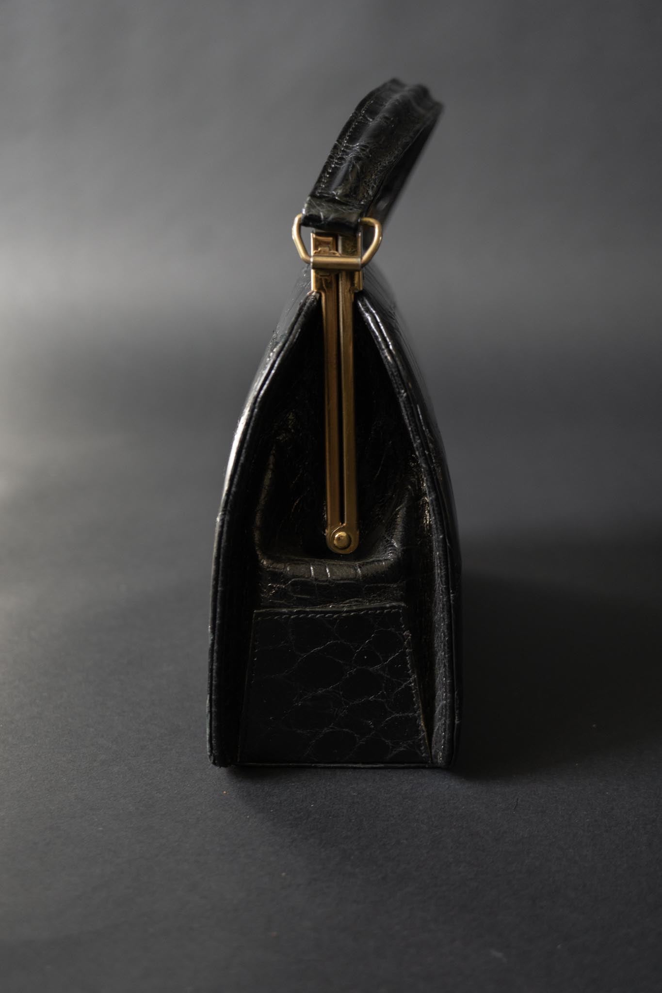 Schwarze Vintage Shoulderbag in Kroko-Struktur mit kurzem Riemen