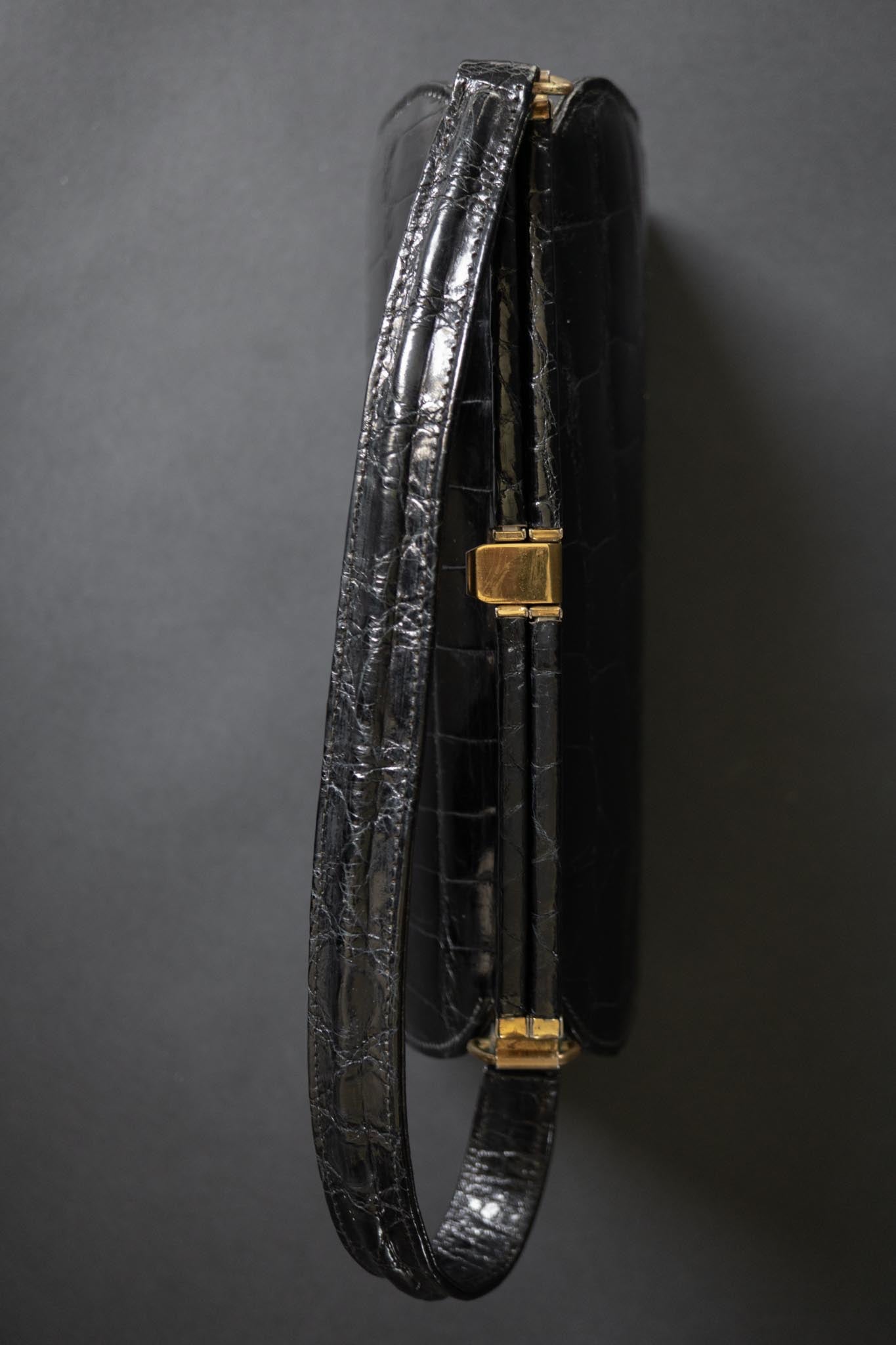 Schwarze Vintage Shoulderbag in Kroko-Struktur mit kurzem Riemen