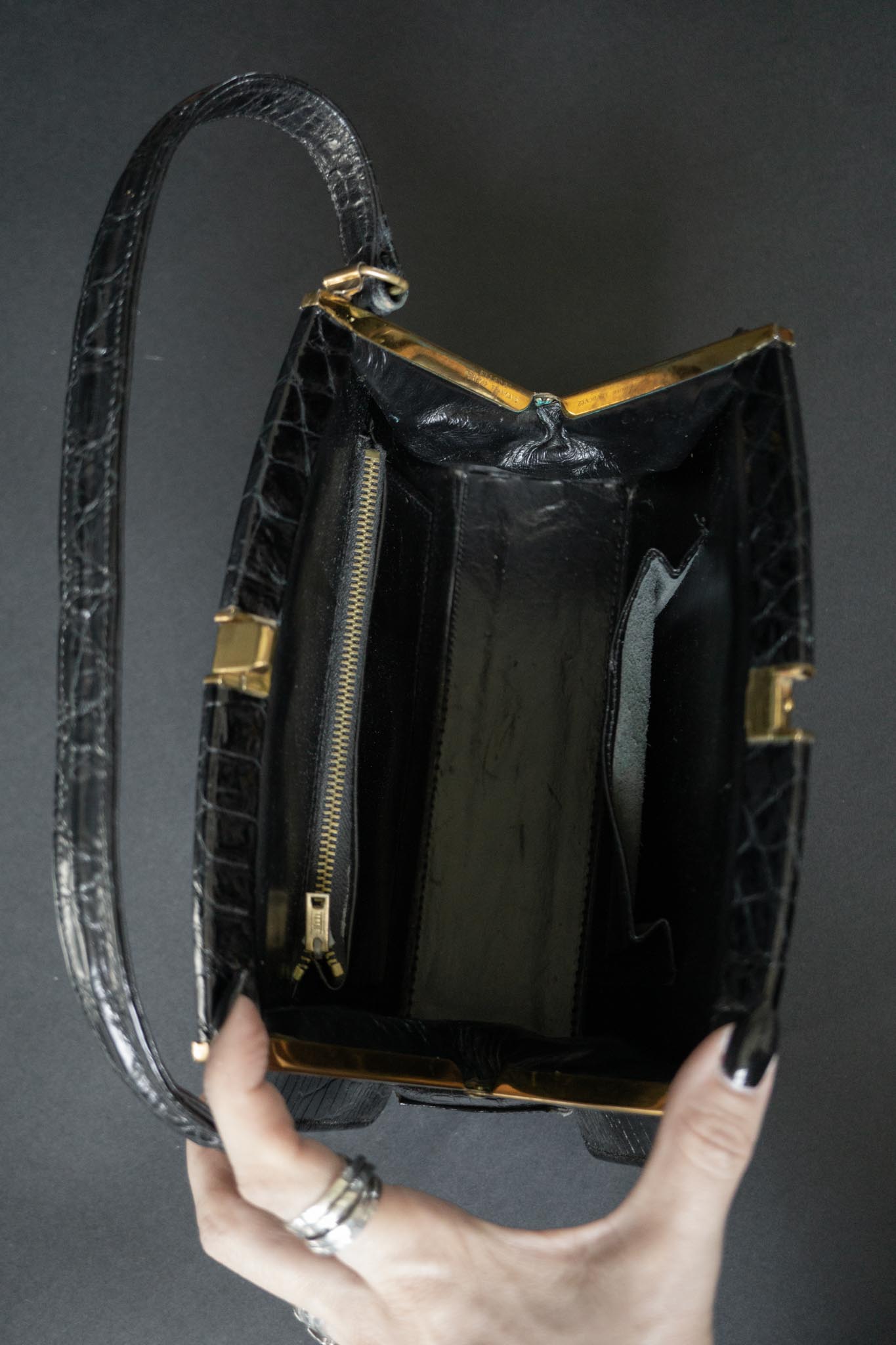 Schwarze Vintage Shoulderbag in Kroko-Struktur mit kurzem Riemen