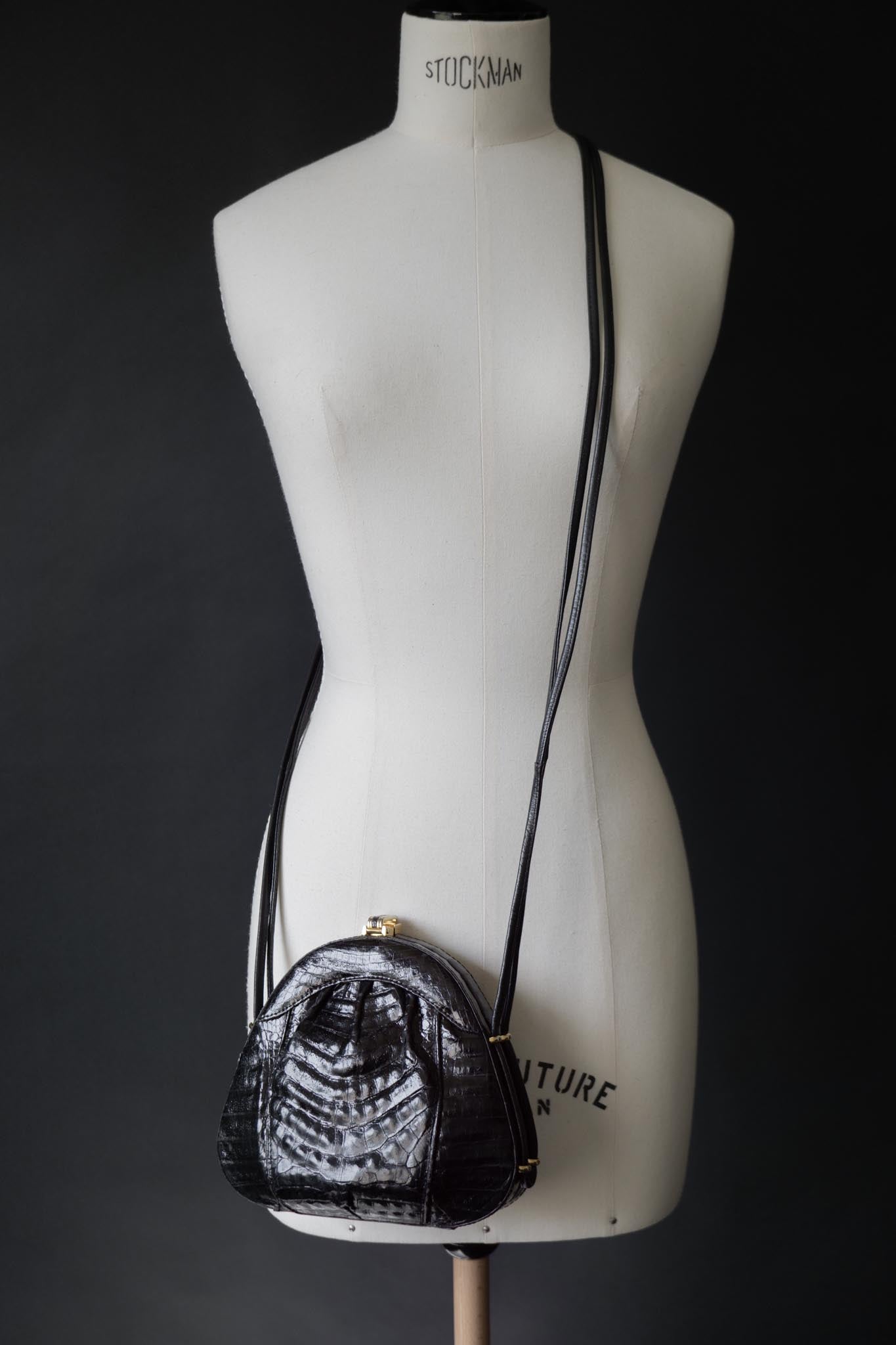 Schwarze Vintage Umhängetasche in Kroko-Optik mit Goldverschluss & Henkel